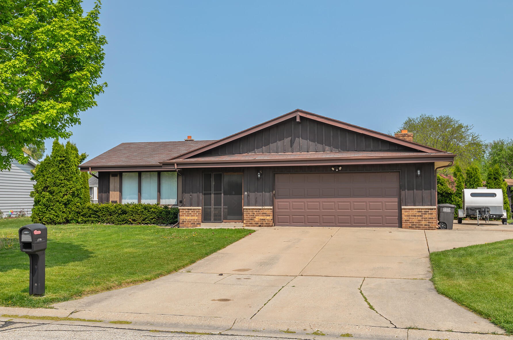 7556 S 74th St, Hales Corners, WI 53132