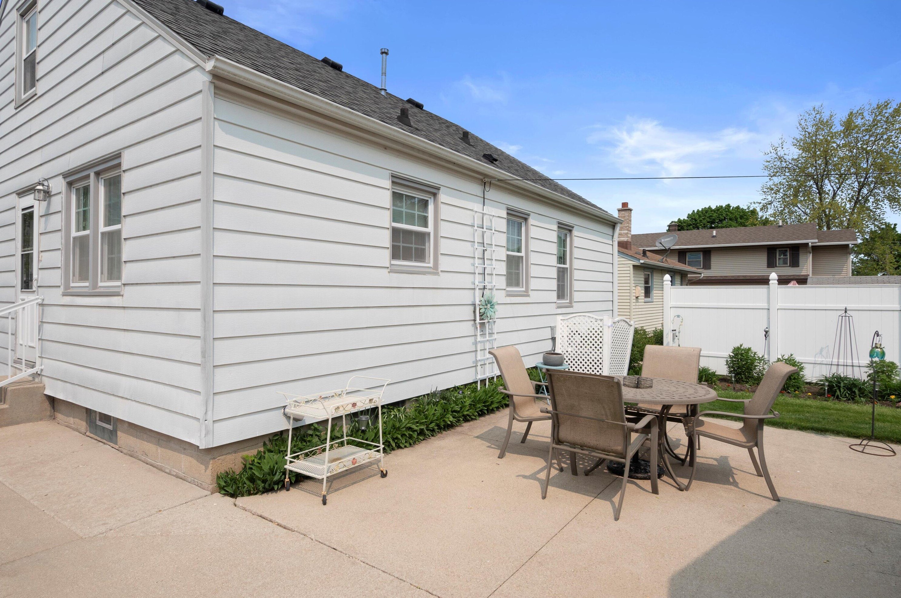 945 Harding Ave, Waukesha, WI 53186