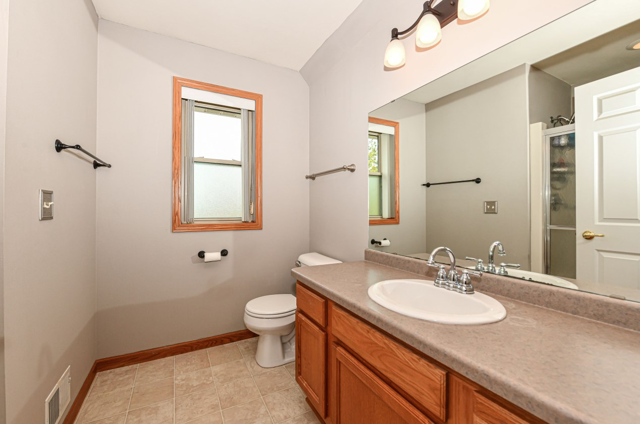 1224 Edgewood Ave, South Milwaukee WI  53172-3700 exterior