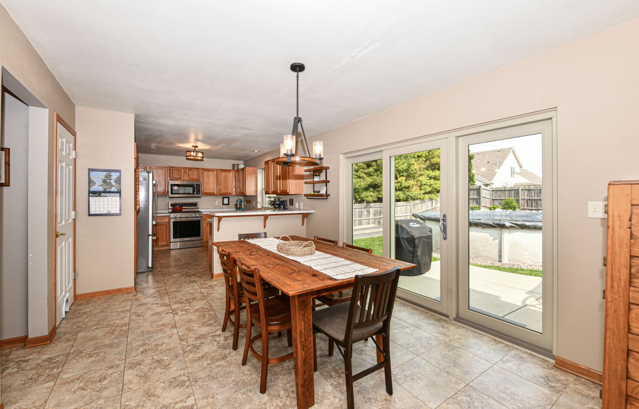 1224 Edgewood Ave, South Milwaukee WI  53172-3700 exterior