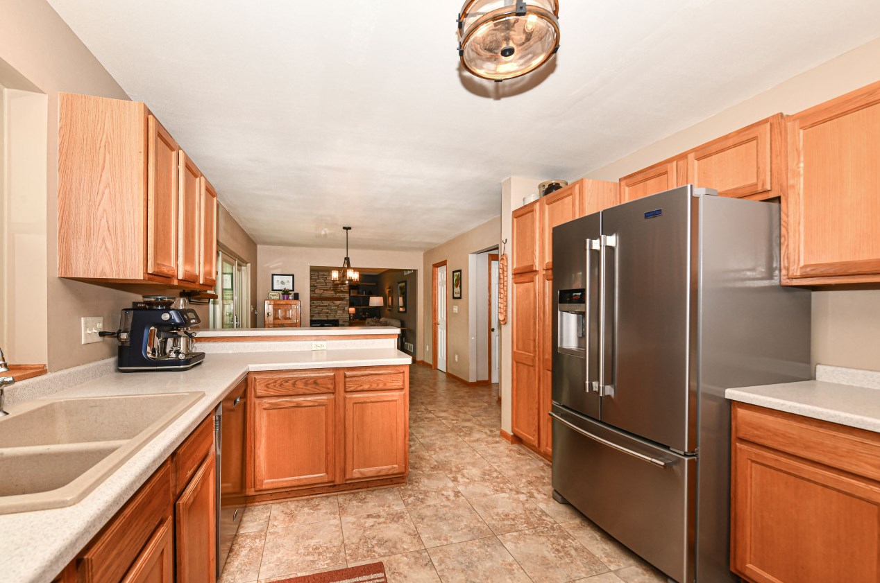 1224 Edgewood Ave, South Milwaukee WI  53172-3700 exterior