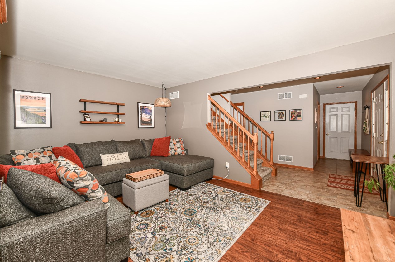 1224 Edgewood Ave, South Milwaukee WI  53172-3700 exterior