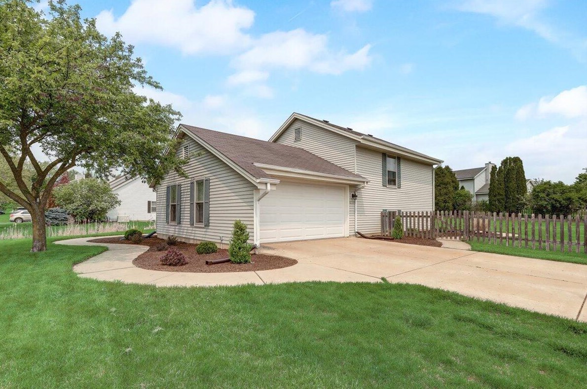 28964 Sunflower Ln, Waterford, WI 53185