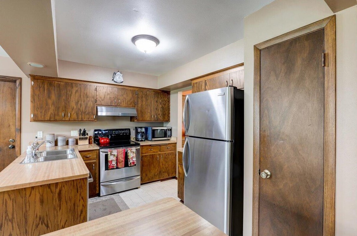 1271 Fox Point Dr, Waukesha, WI 53189