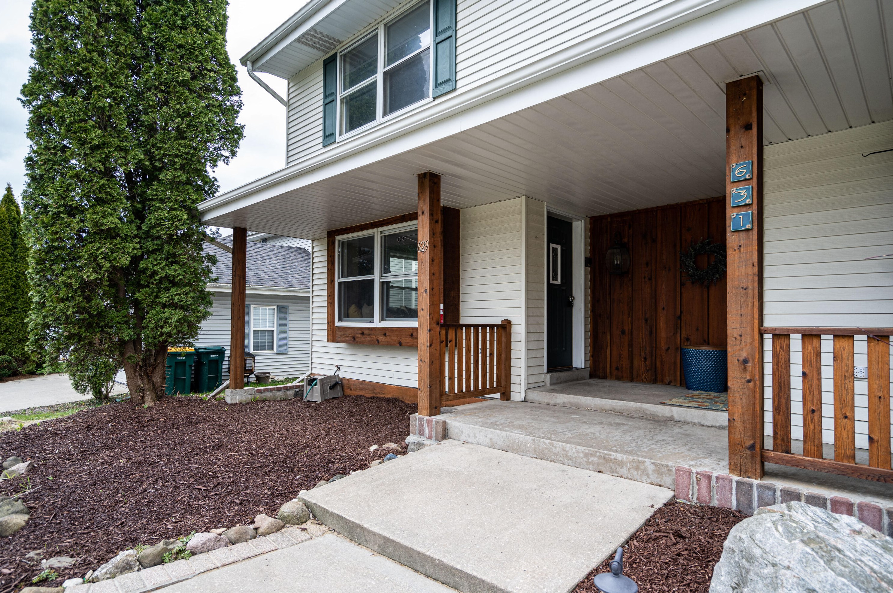 629 W Briarknoll Ct, Saukville, WI 53080