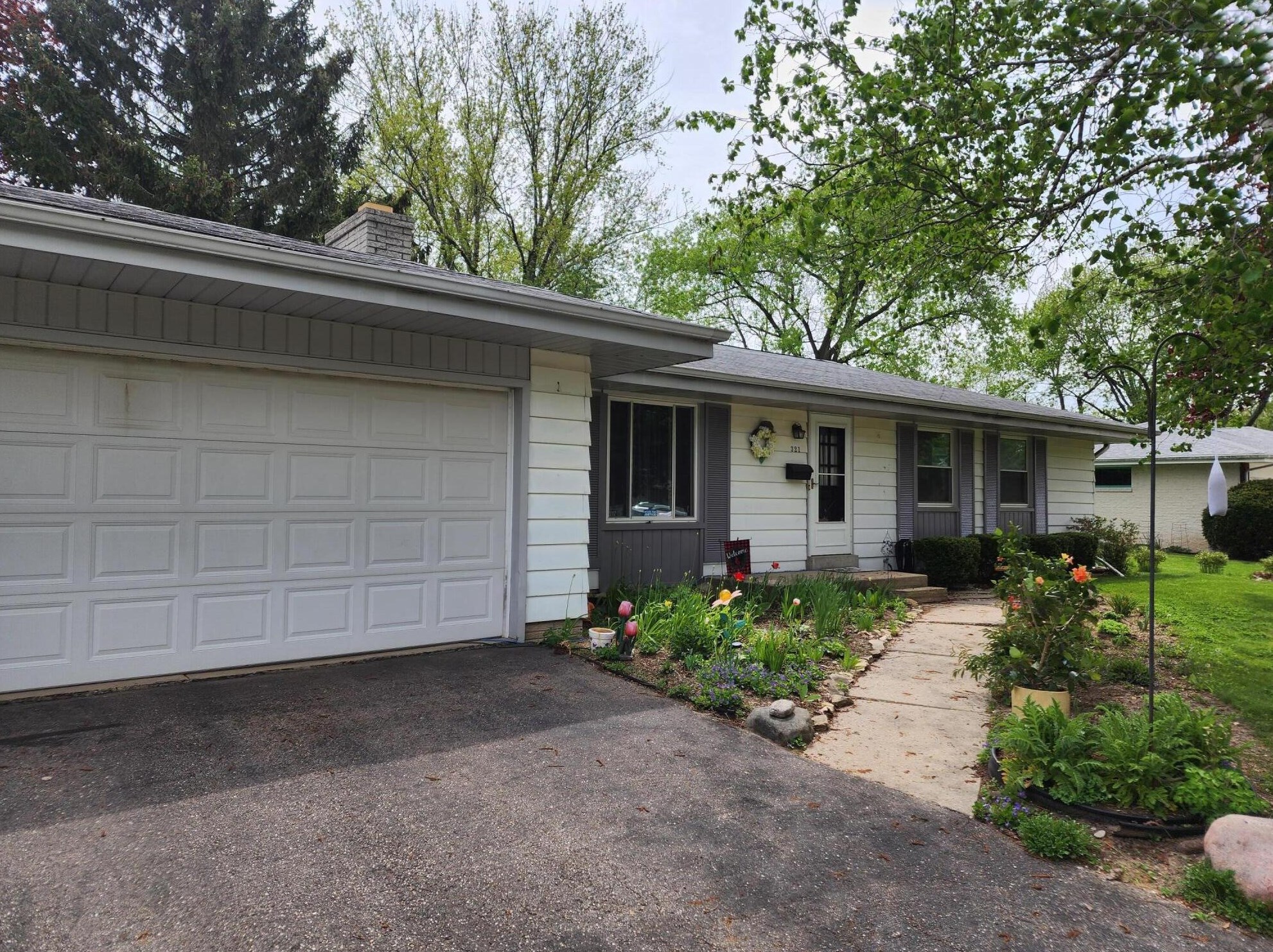 321 Westlawn Ave, Elkhorn, WI 53121