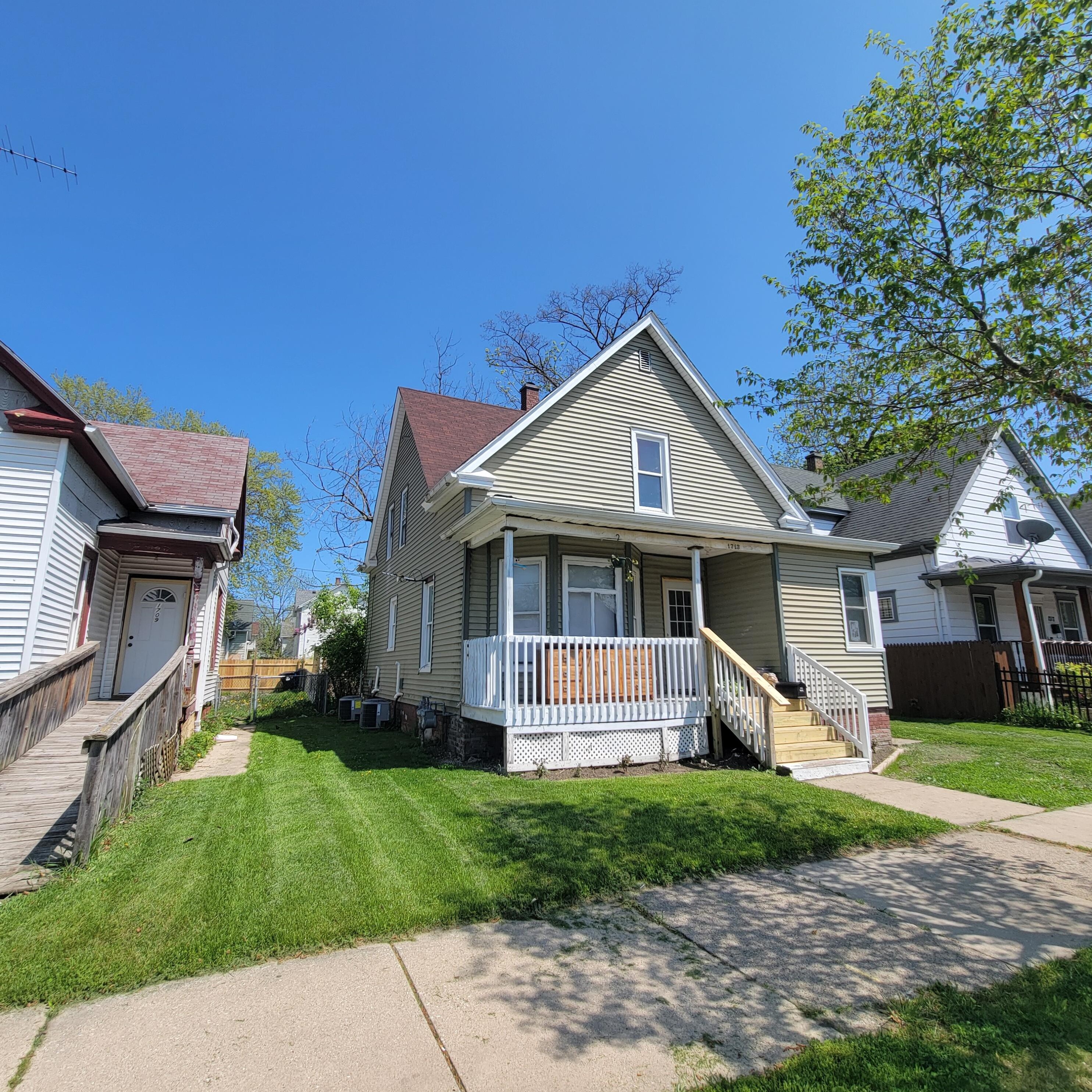 1713 Howe St, Racine, WI 53403