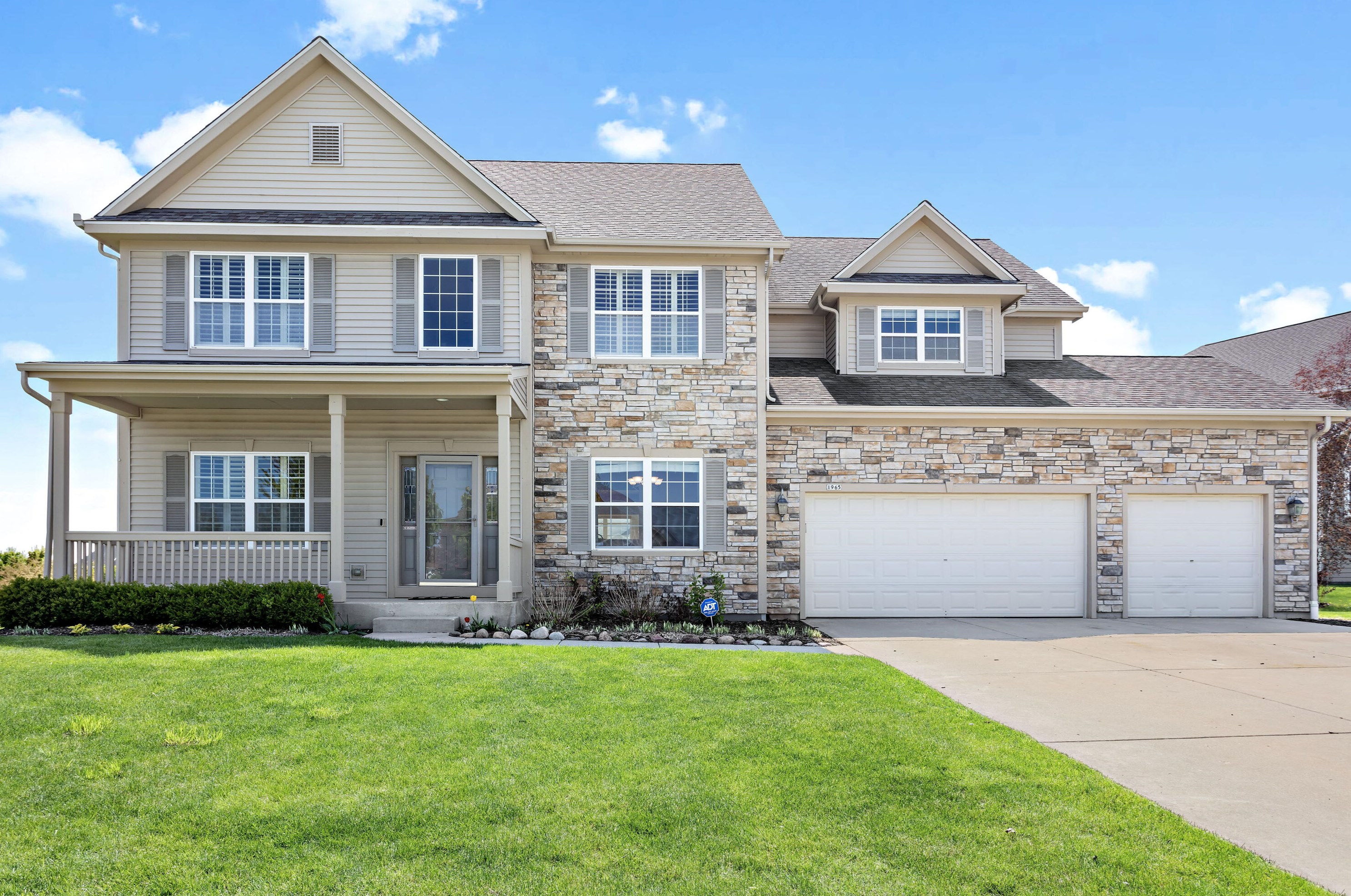 1965 Chippewa Ct, Grafton, WI 53024