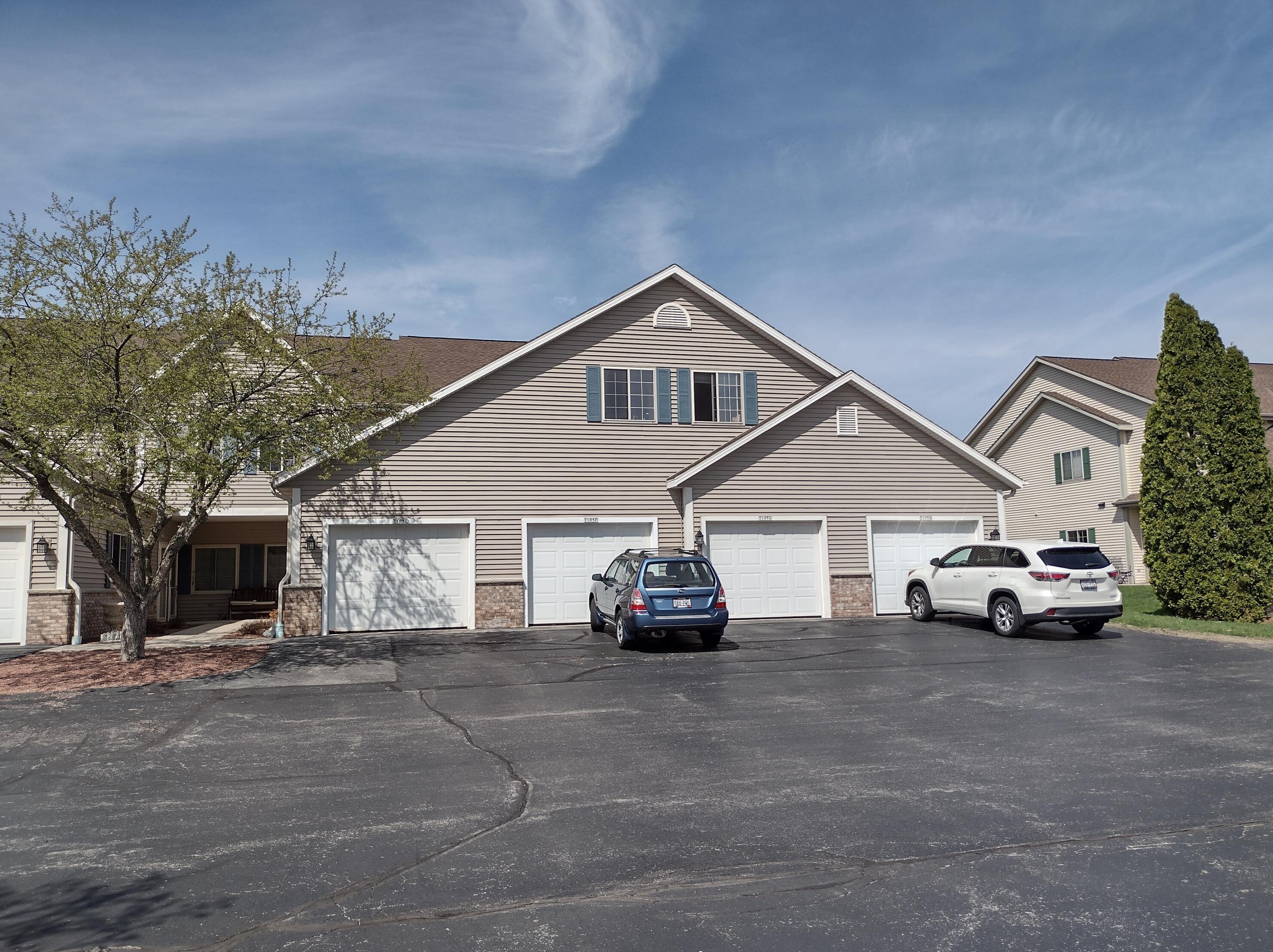 2105 Pine Ridge Ct, Grafton, WI 53024-3113