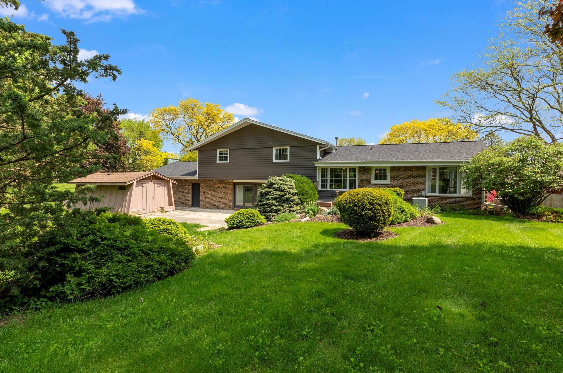 16765 Queen Ann Dr, Brookfield, WI 53005-2183