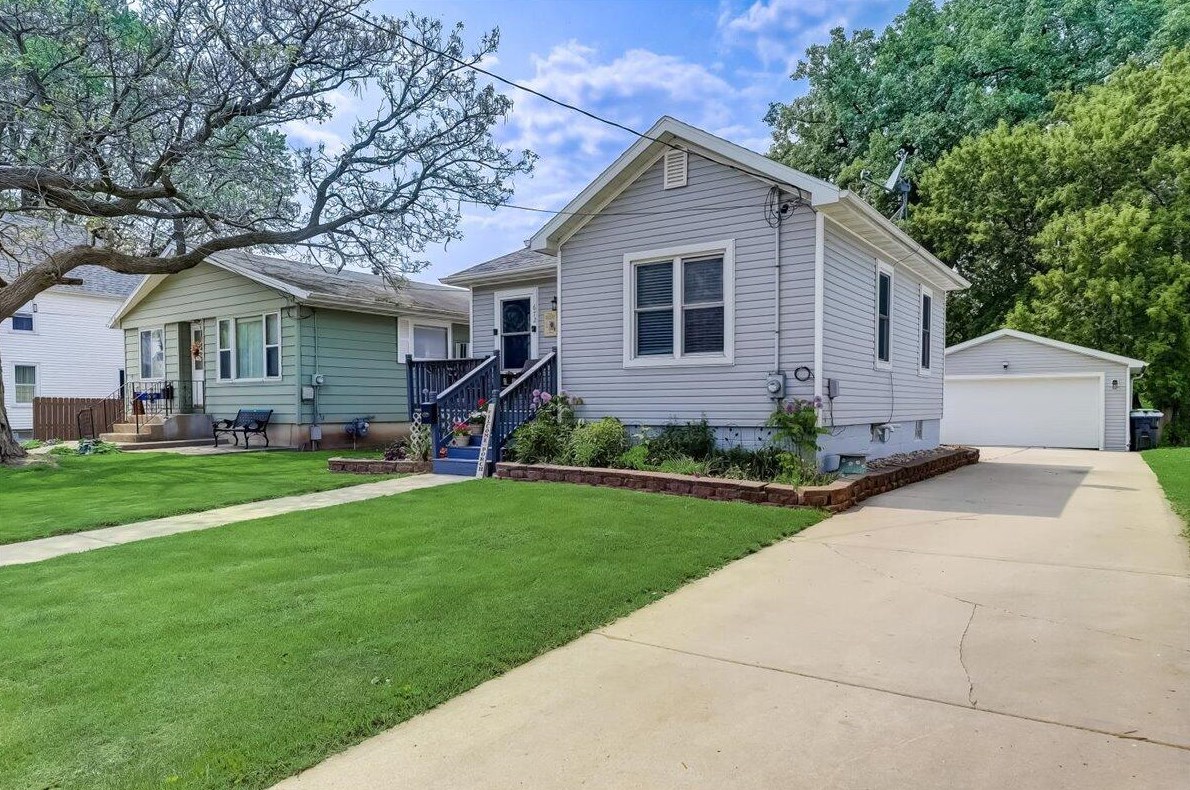 672 S Center St, Beaver Dam, WI 53916