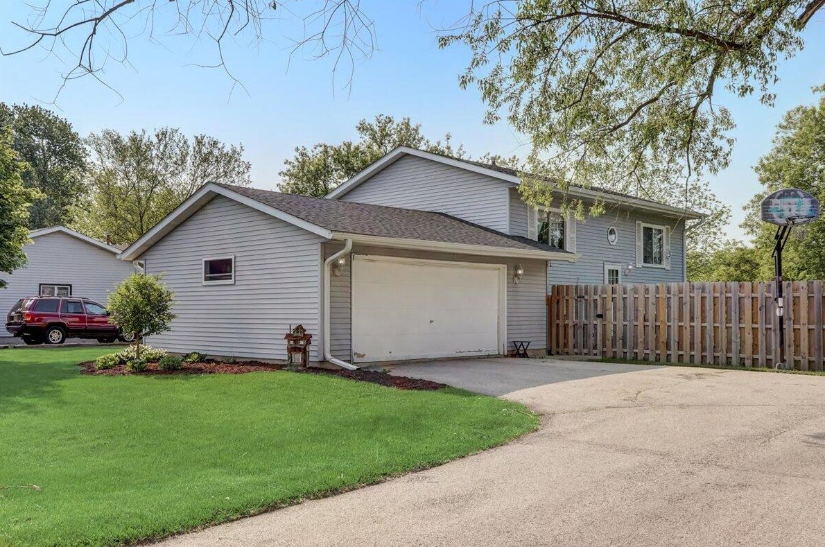 405 Westlawn Ave, Elkhorn, WI 53121