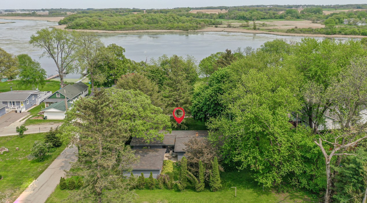 703 Inlet Shore Dr, Delavan, WI 53115-3009