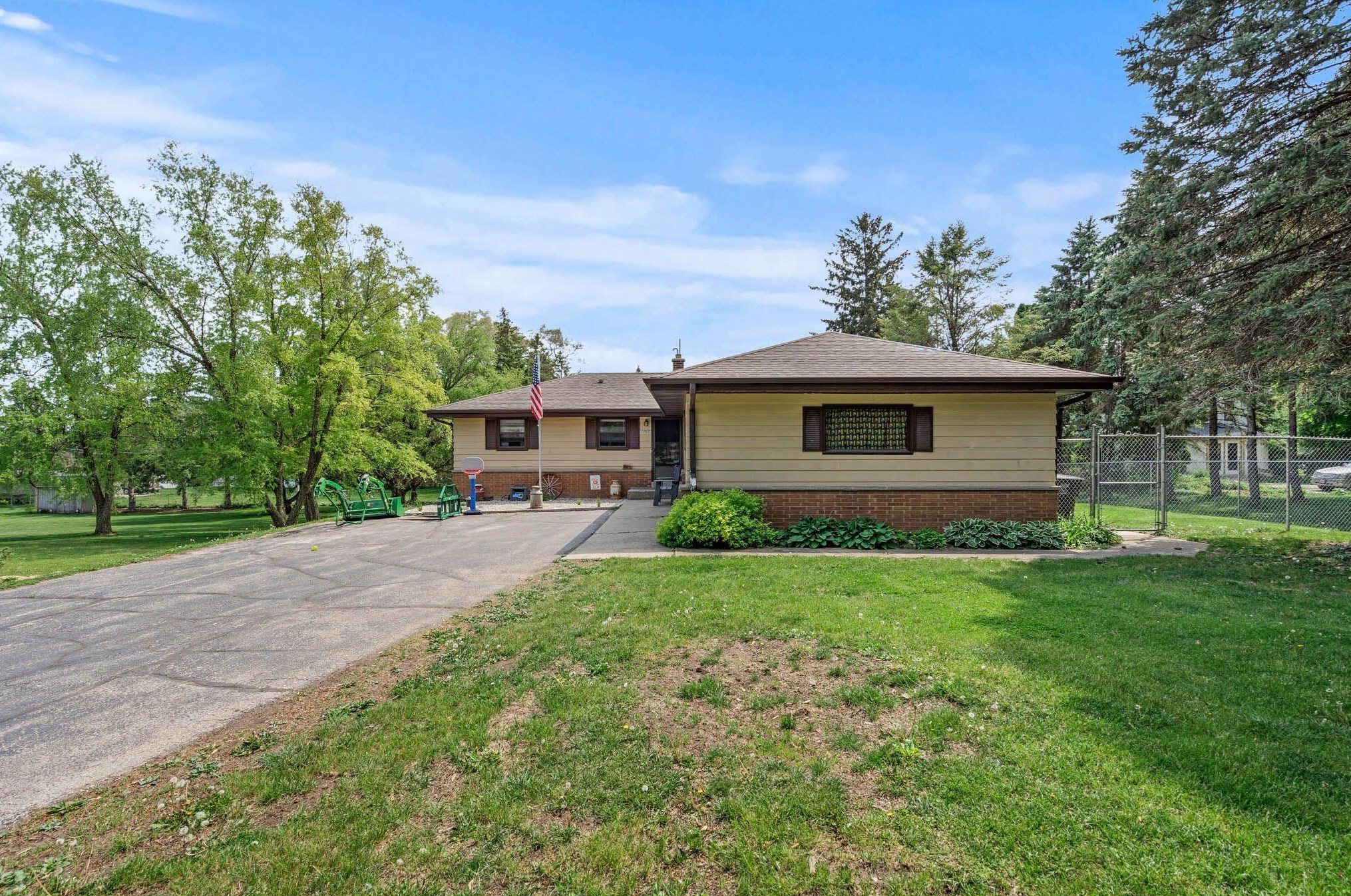 7707 Puetz Rd, Hales Corners, WI 53132-9786