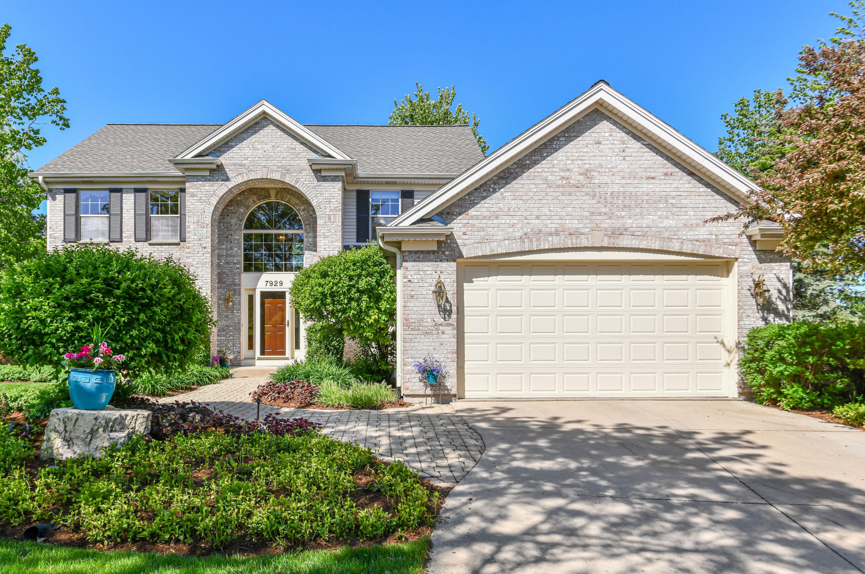 7929 Legend Creek Ct, Hales Corners, WI 53132-8576