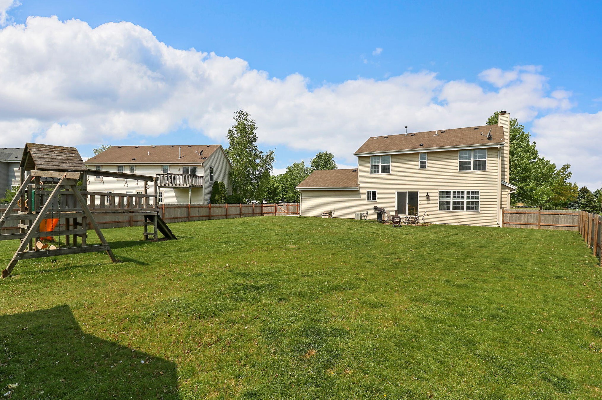 827 N Sandy Ln, Elkhorn, WI 53121