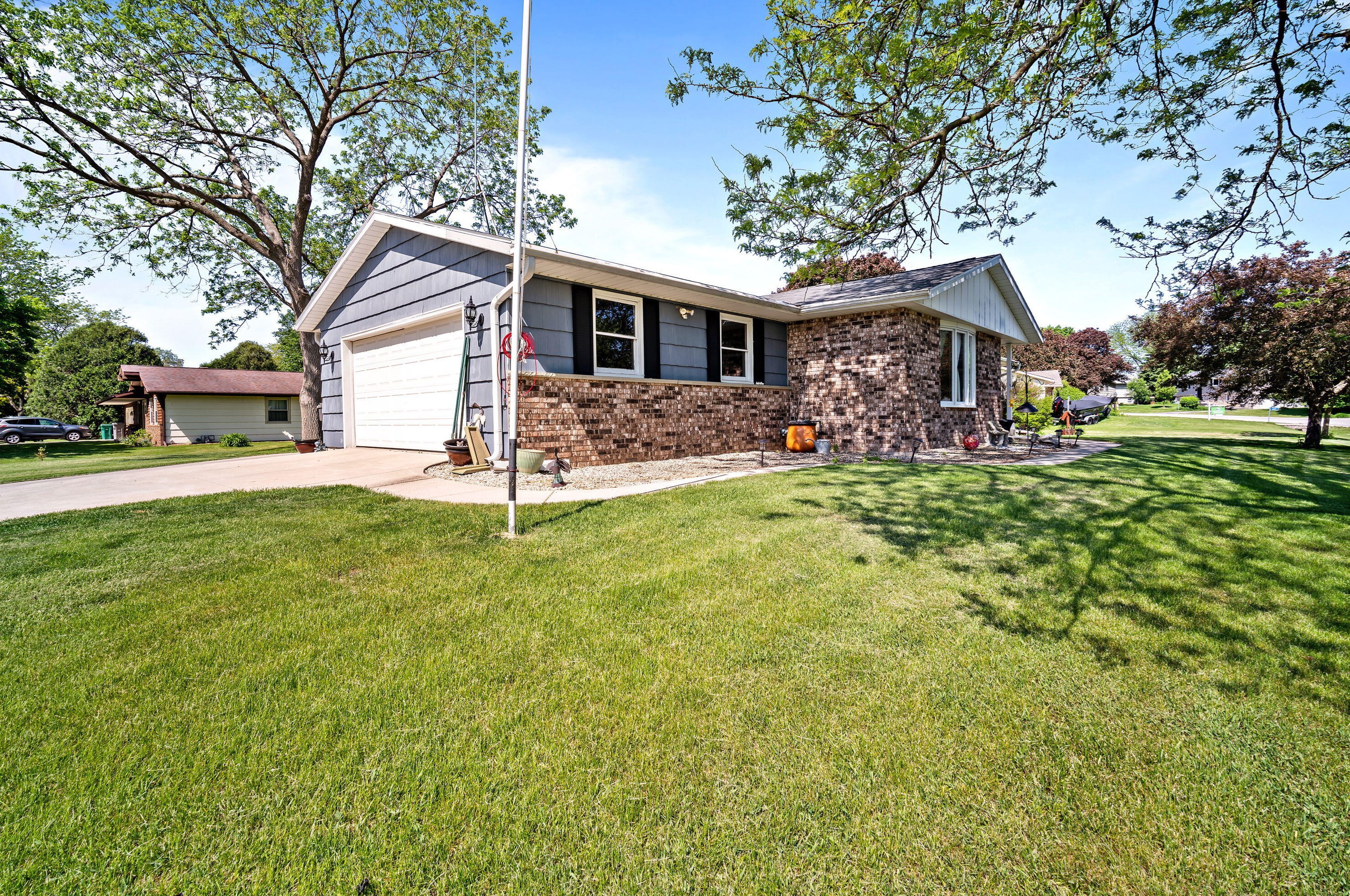 6967 Lark Ave, Hartford, WI 53027
