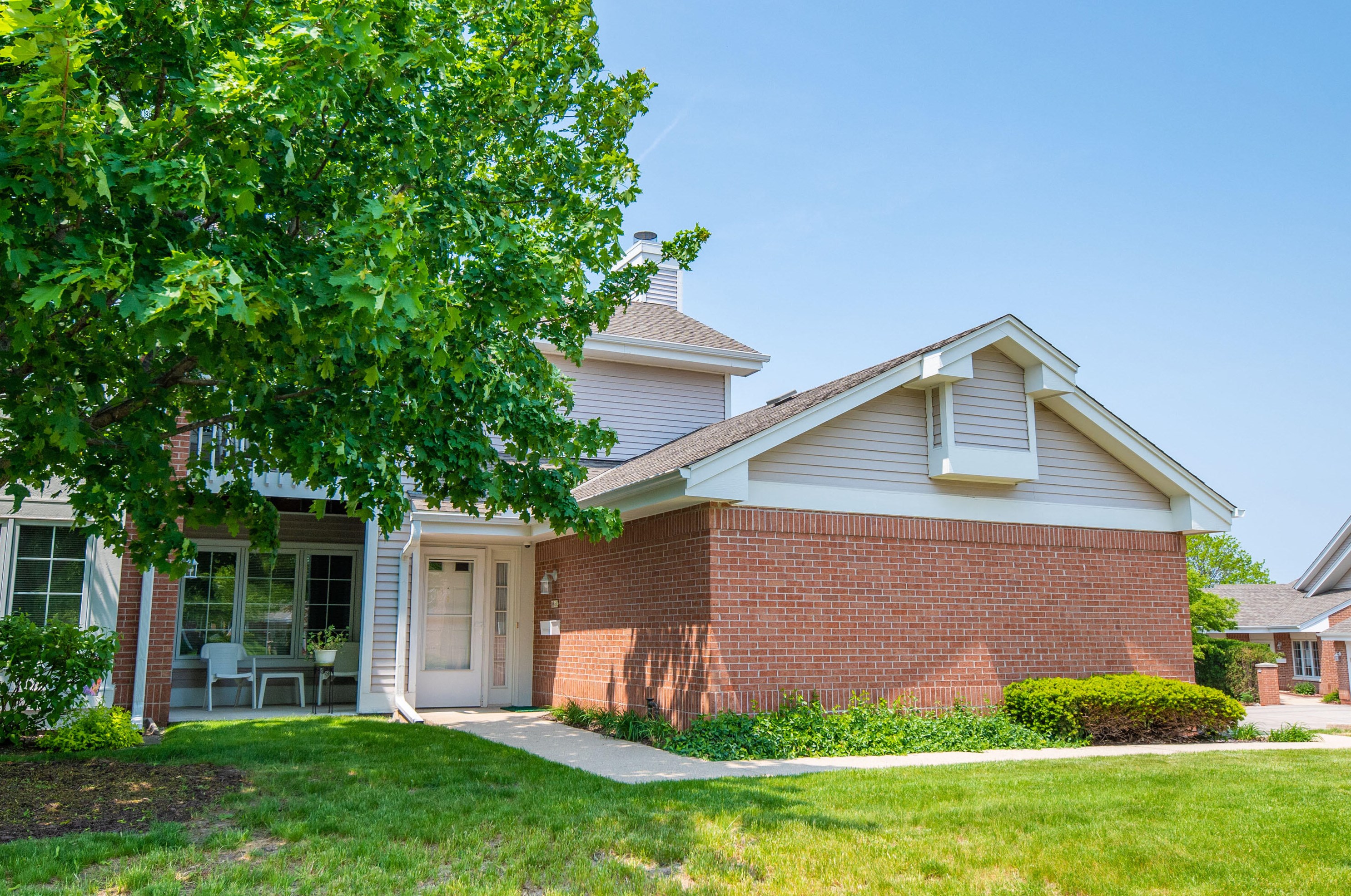 8860 Woodbridge Dr, Greendale, WI 53129