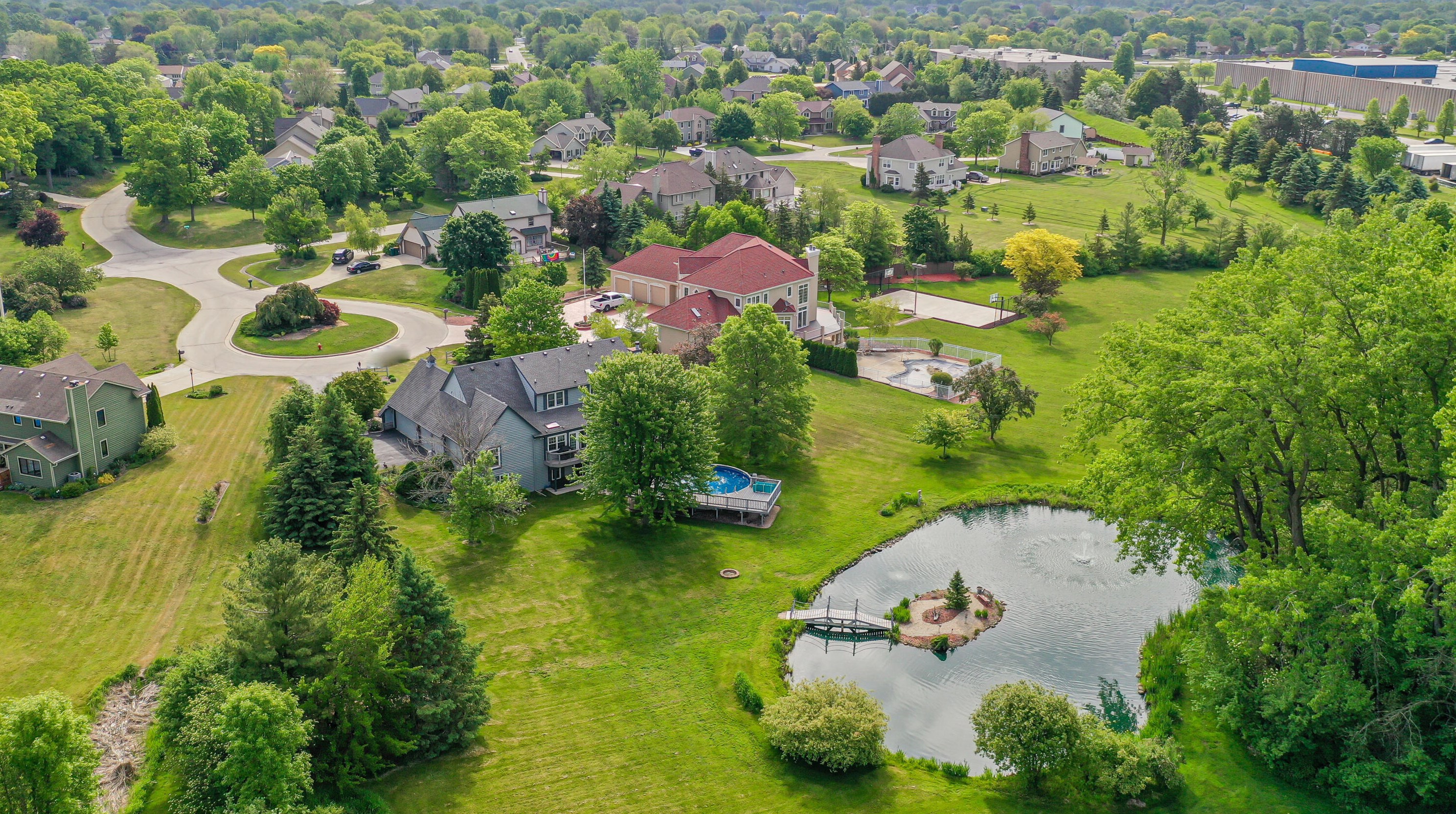 325 W Summerhill Pl, Oak Creek, WI 53154