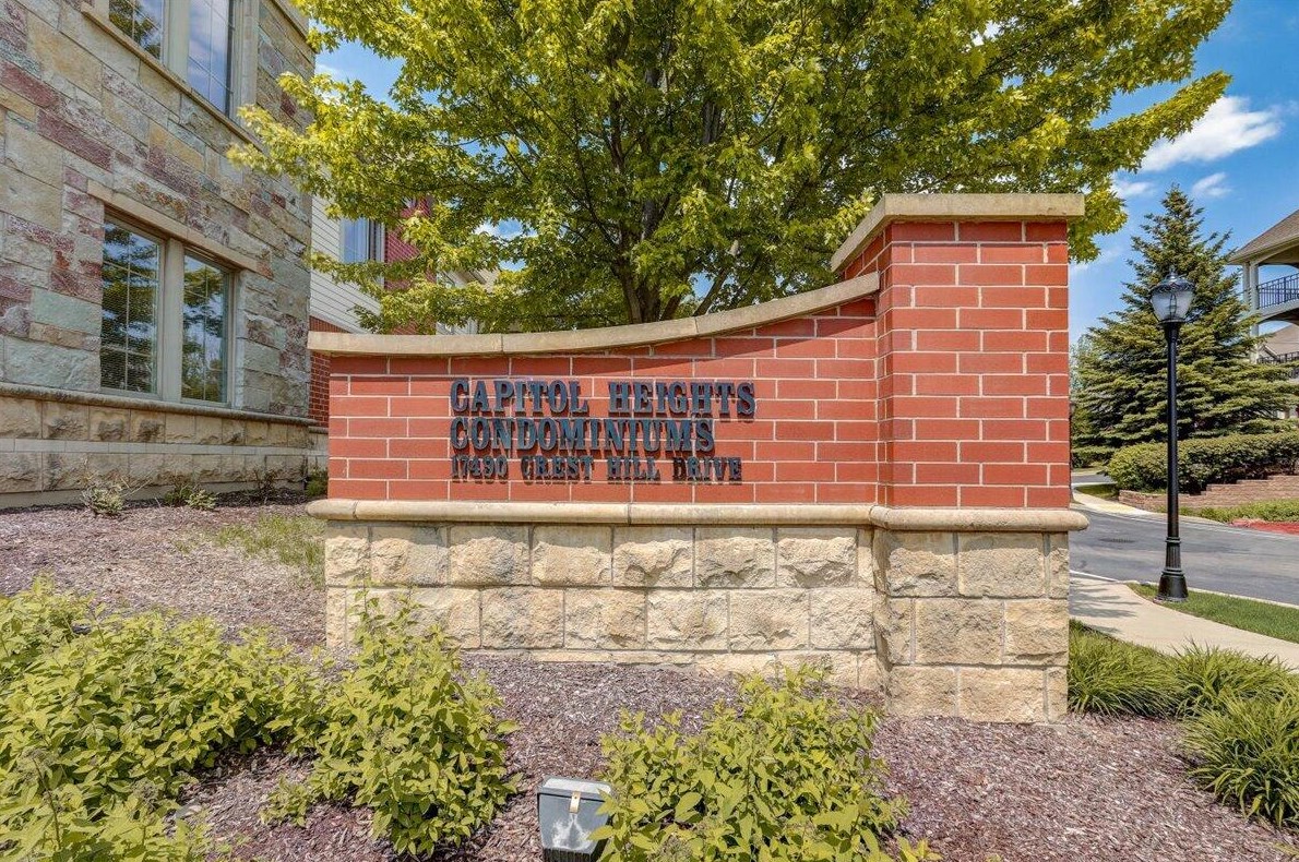 17490 Crest Hill Dr #10, Brookfield, WI 53045