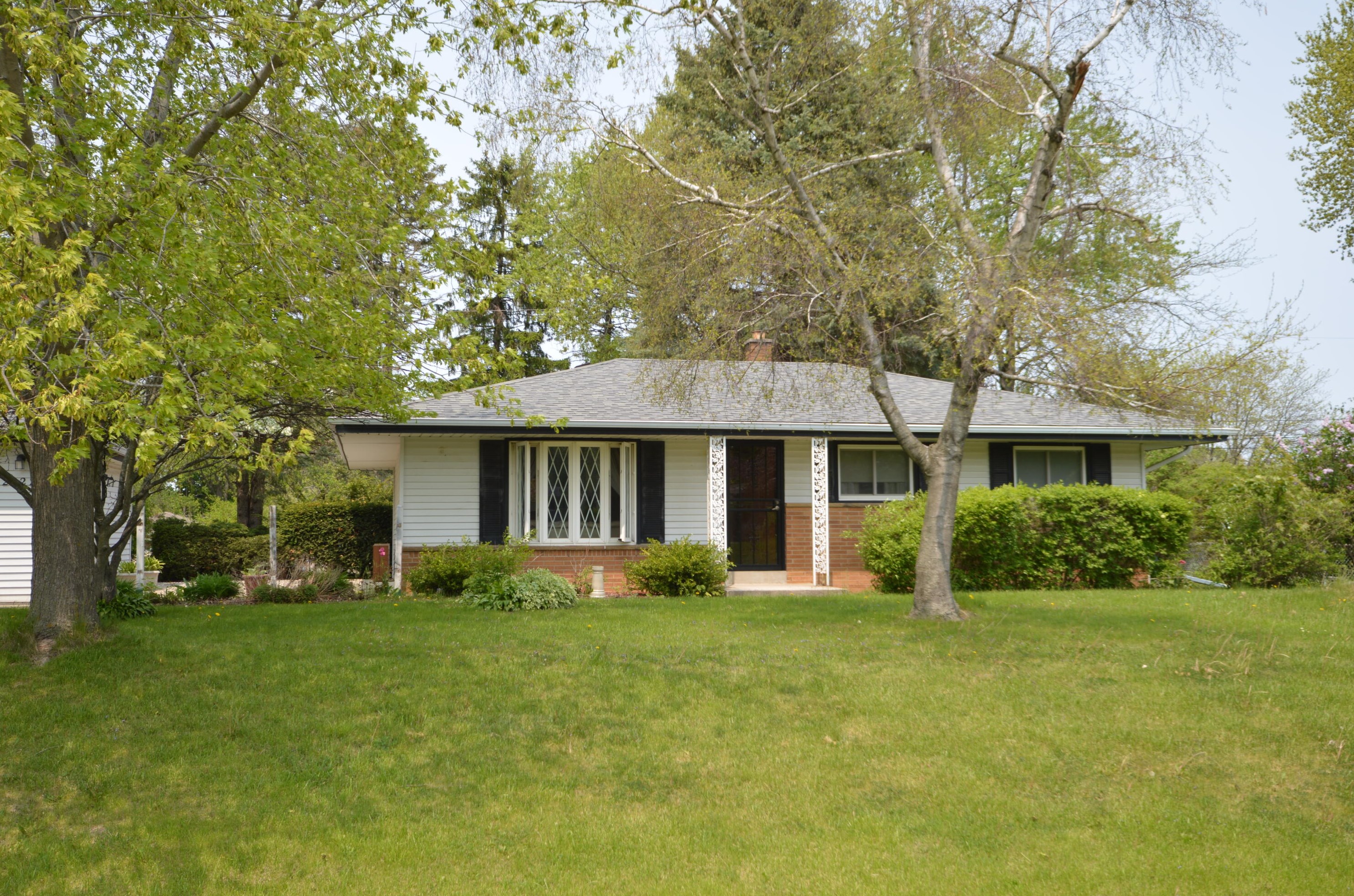 2422 W Hilltop Ln, Oak Creek, WI 53154
