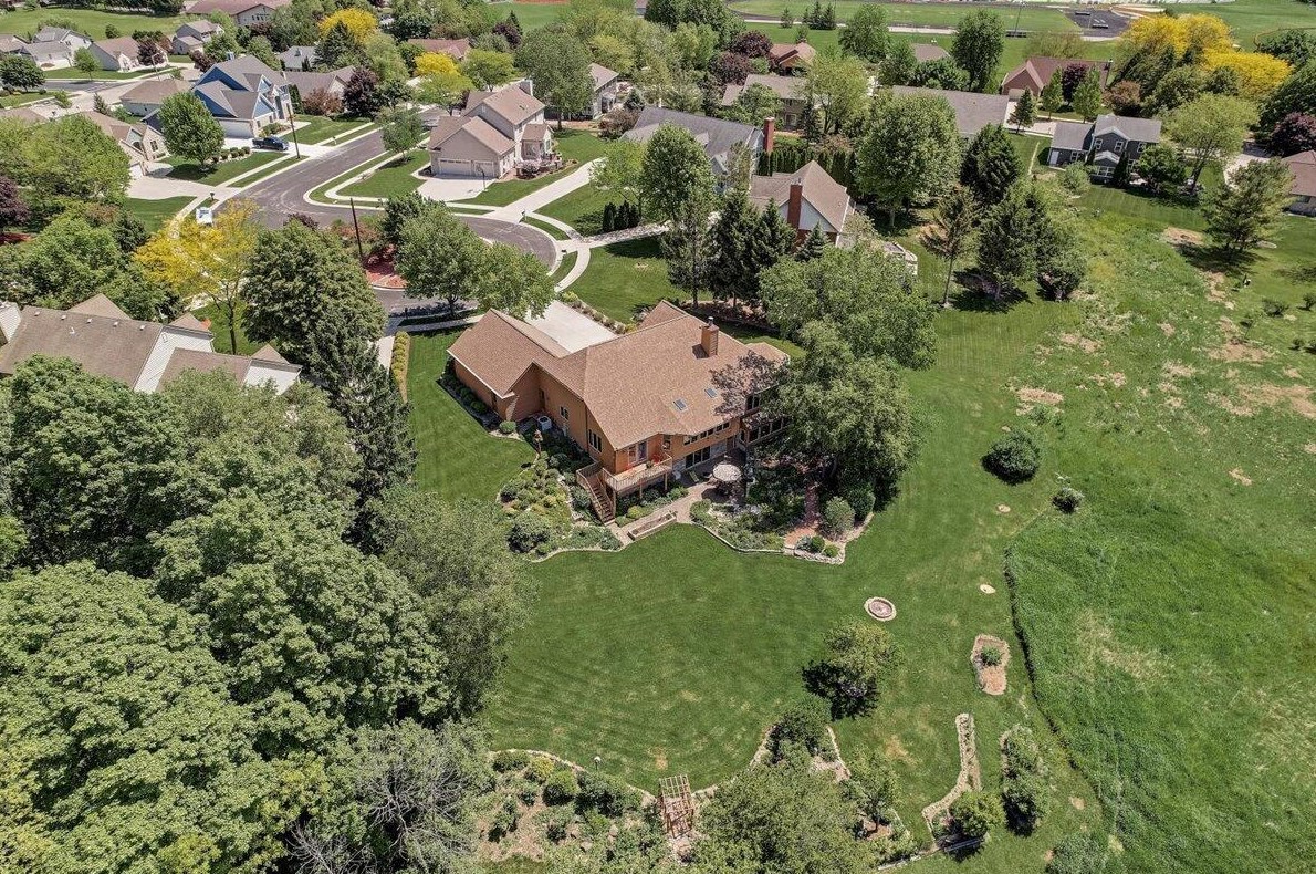 883 Oak Ridge Cir, Hartford, WI 53027-2344
