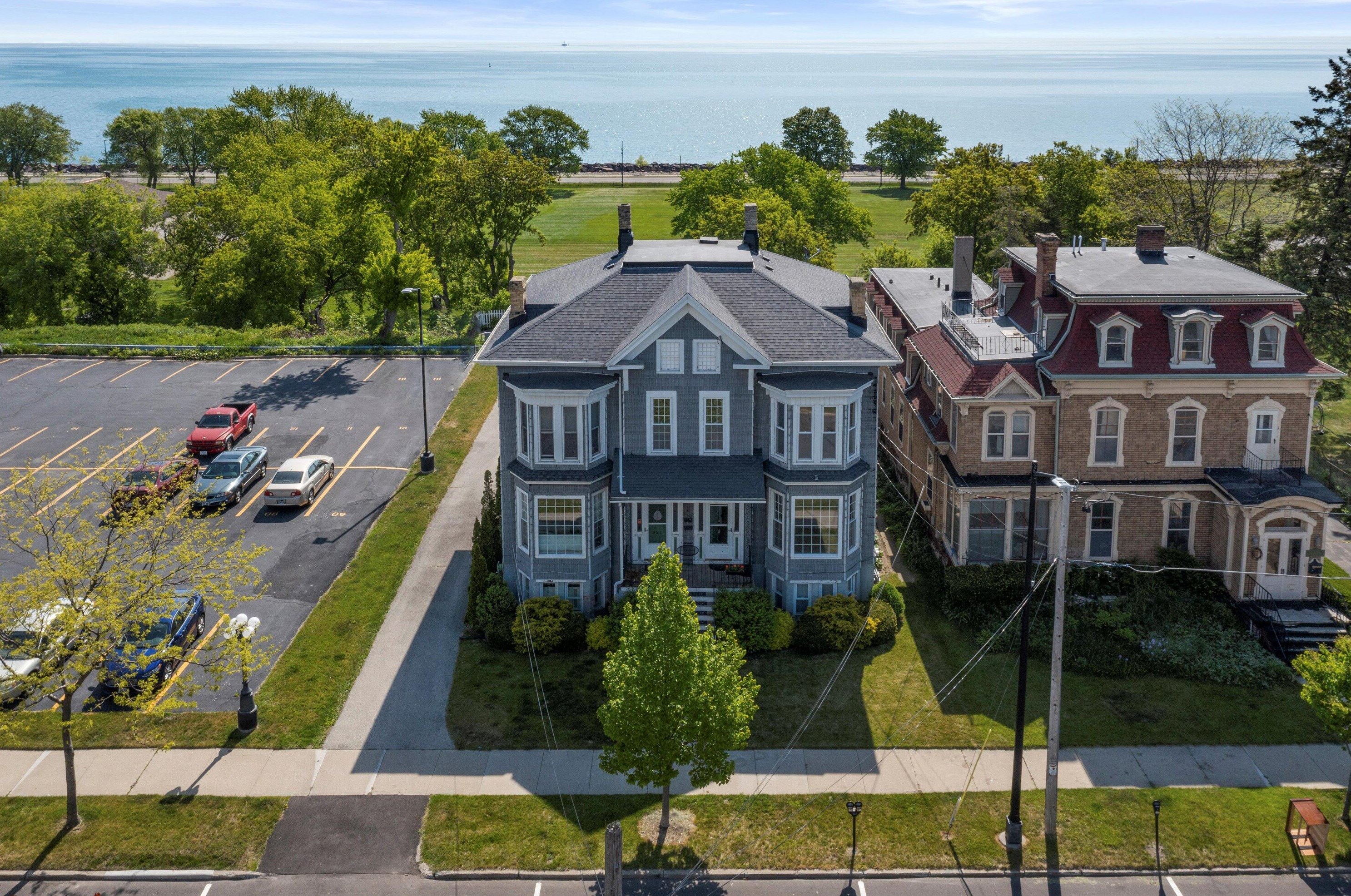 821 Lake Ave, Racine, WI 53403-1516