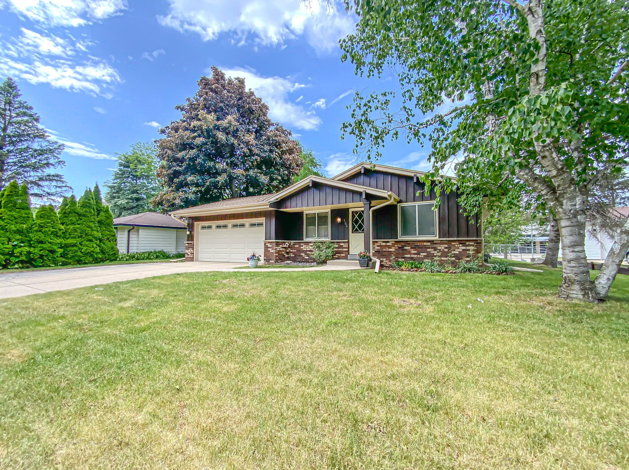 164 Chestnut Ridge Dr, Chenequa, WI 53029-1302