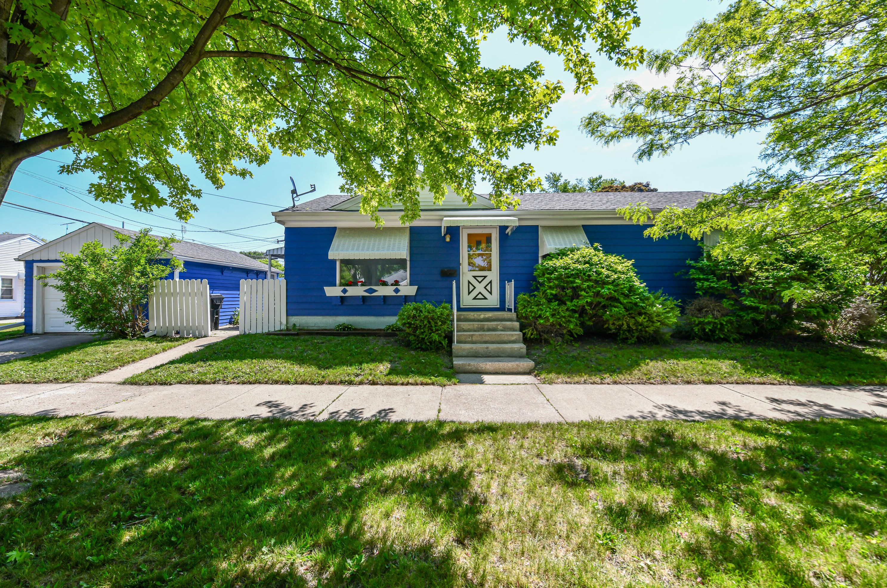 2705 Hayes Ave, Racine, WI 53405-4233
