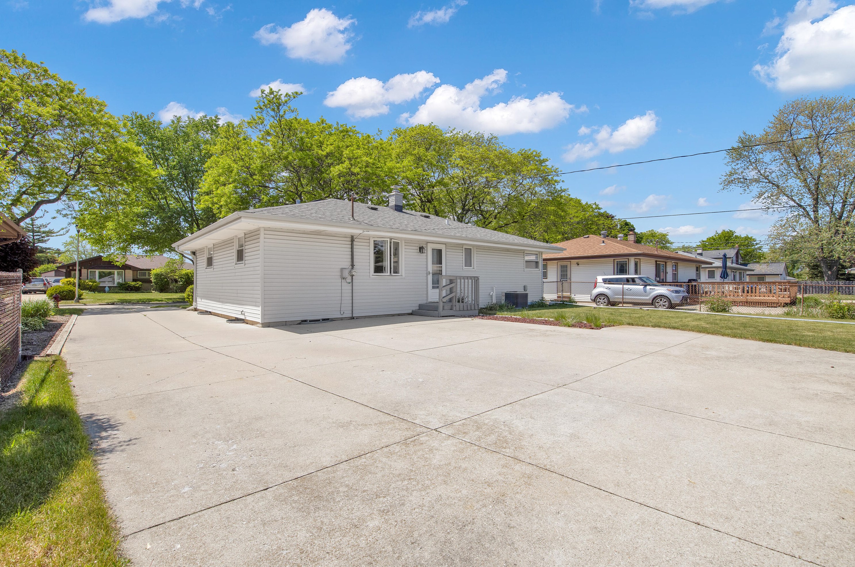 6000 Delaware Ave, Cudahy WI 53110-2810 exterior