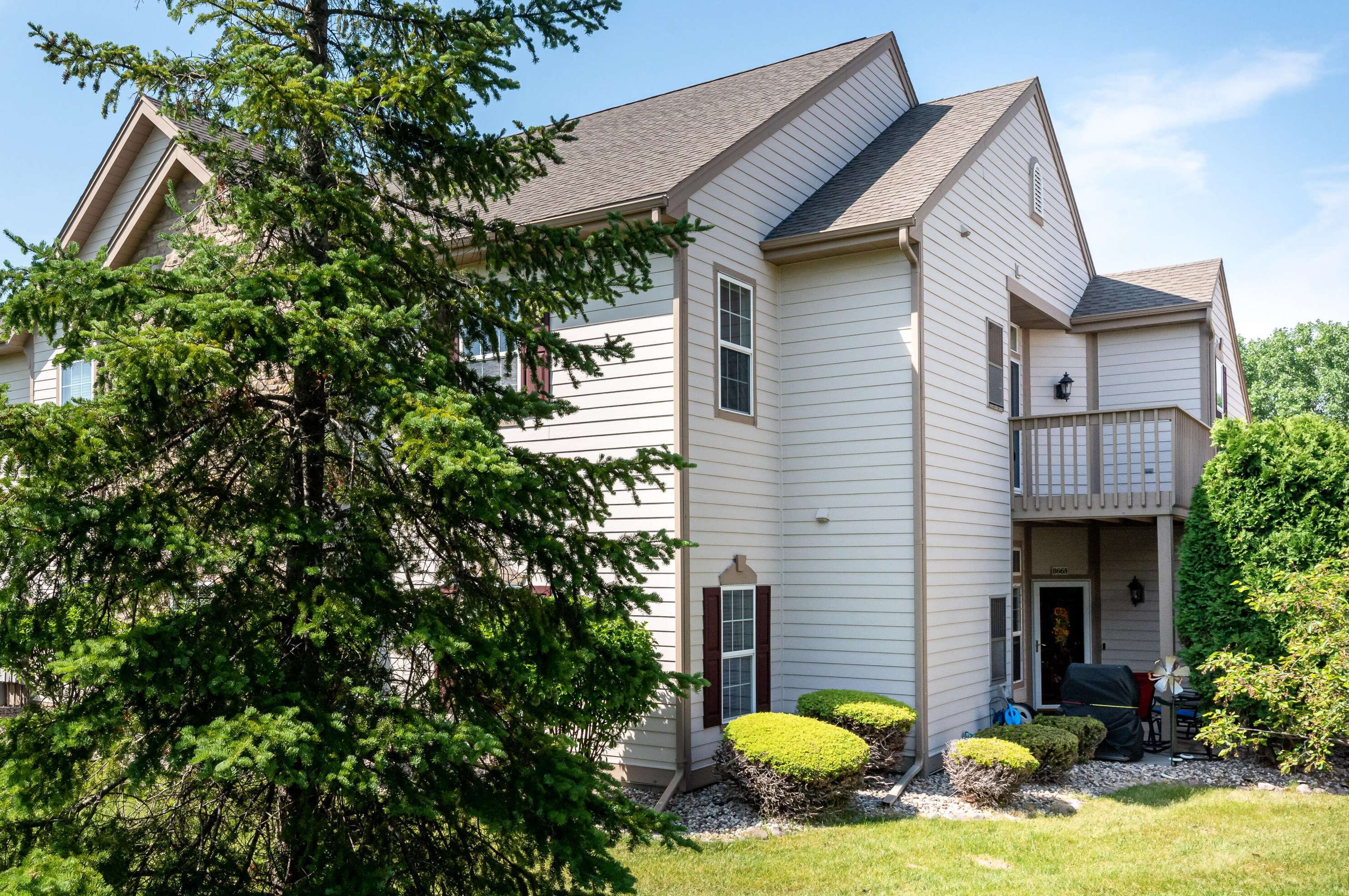 8667 Roxbury Way, Oak Creek, WI 53154-2667