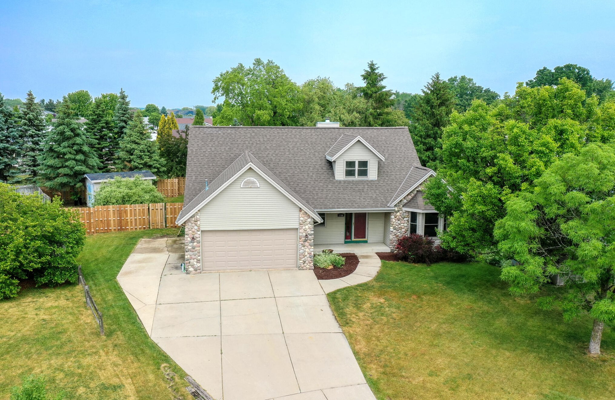 1100 Kelly Ct, Oak Creek, WI 53154-7947