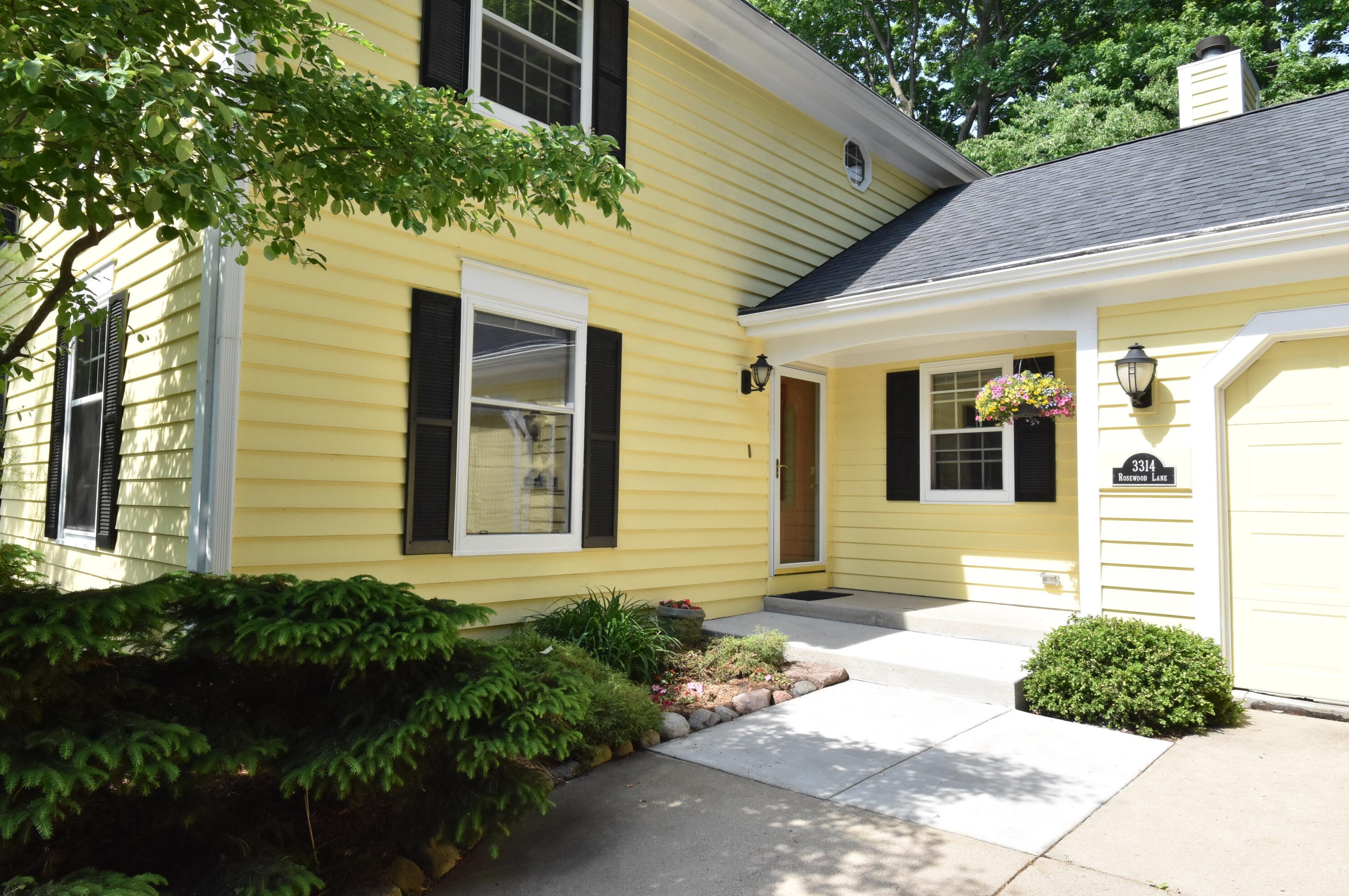 3314 Rosewood Ln, Racine, WI 53404-1475