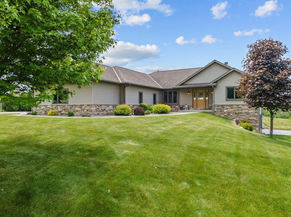 5565 Field Crest Dr, Hartford, WI 53027-9823