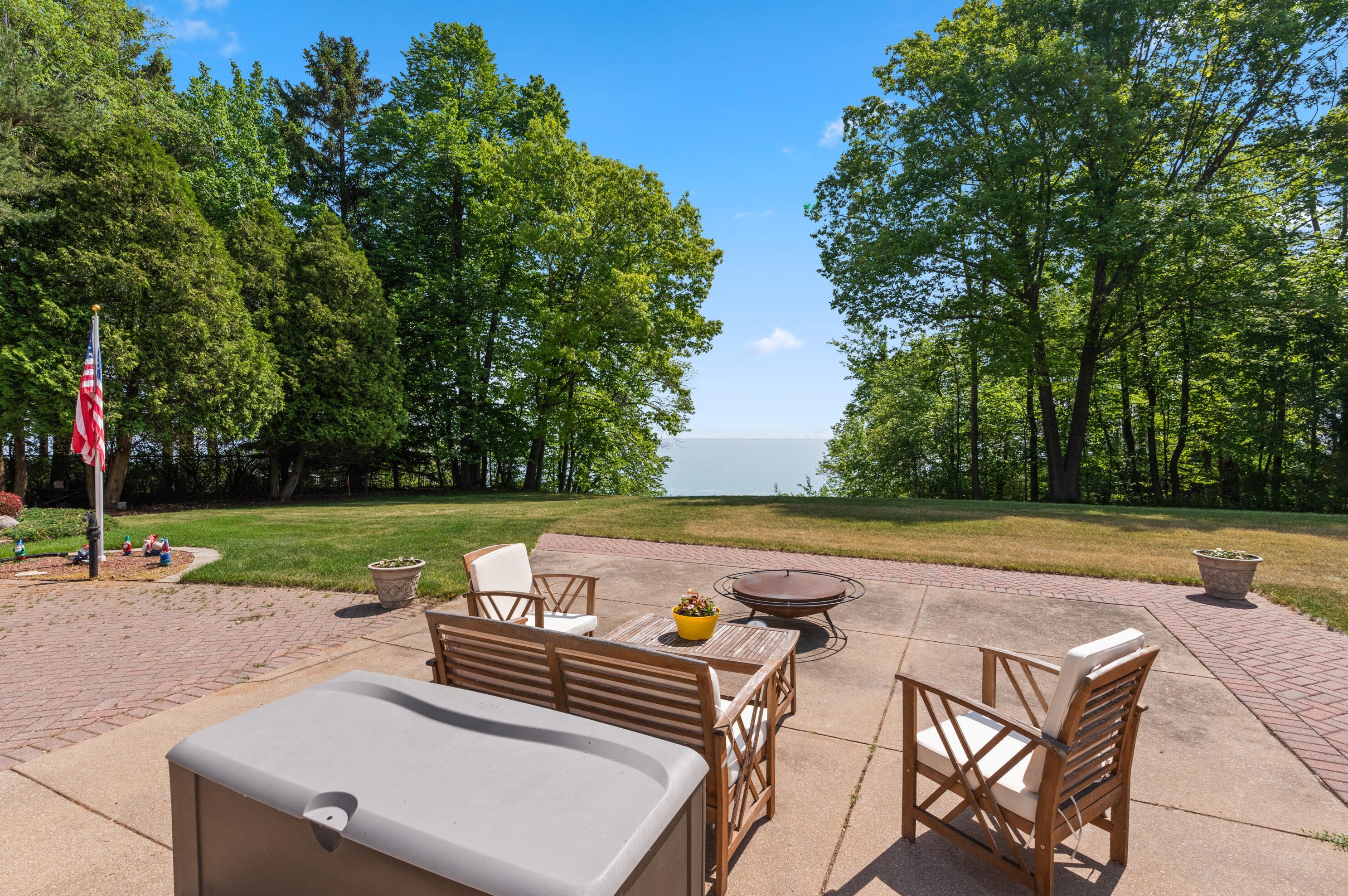 11124 N Lake Shore Dr, Thiensville, WI 53092