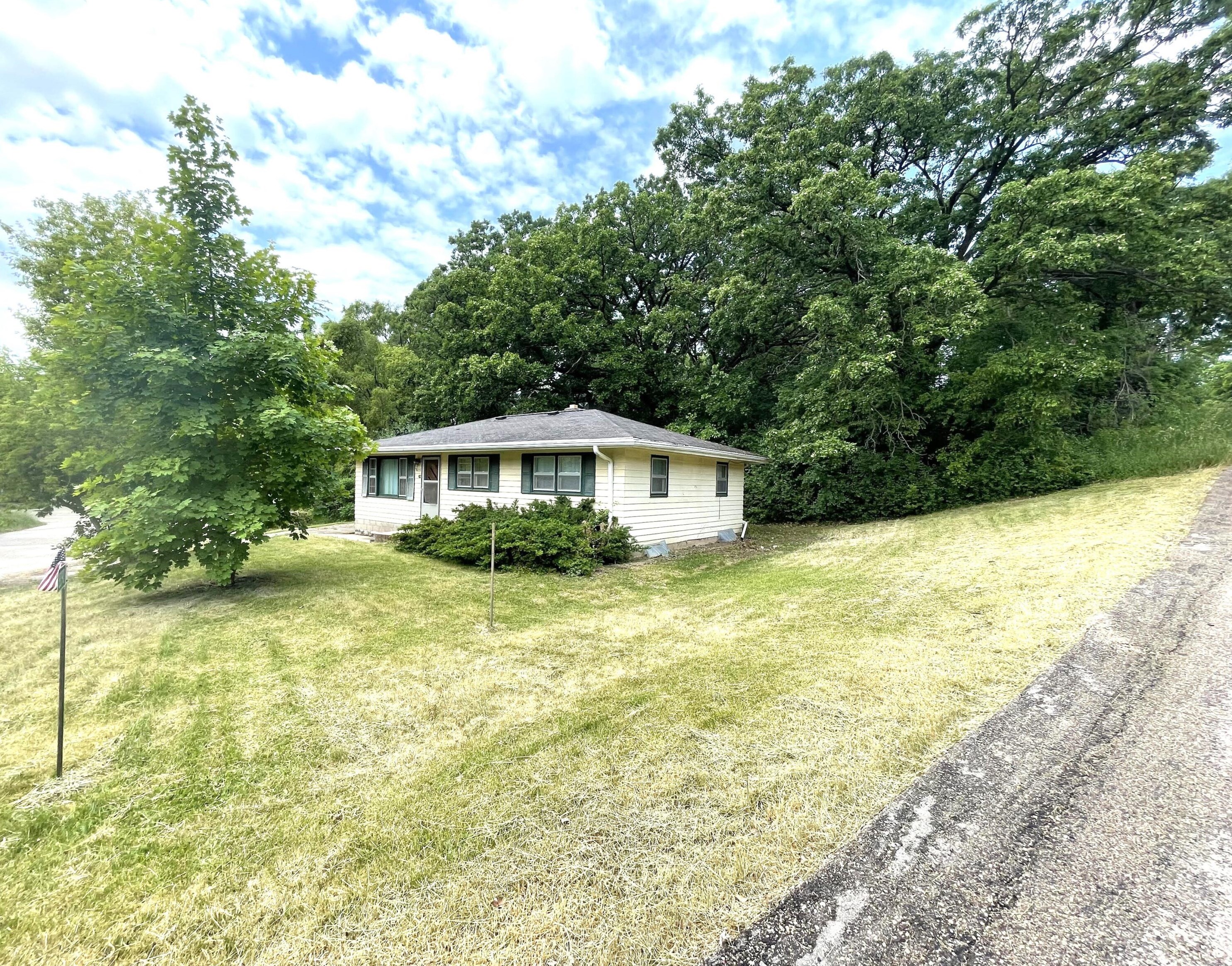 8090 Monroe St, Lyons, WI 53105-9238