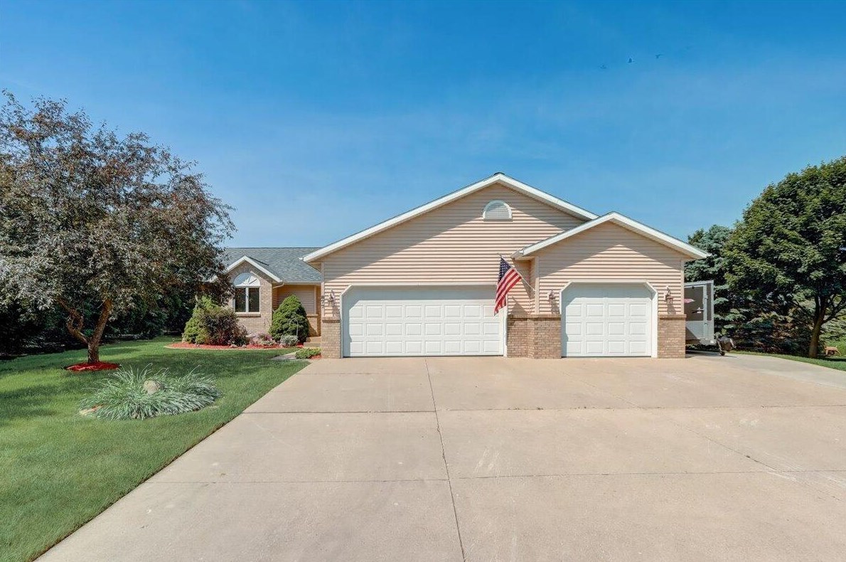 877 Hickory Ln, Hartford, WI 53027-1338