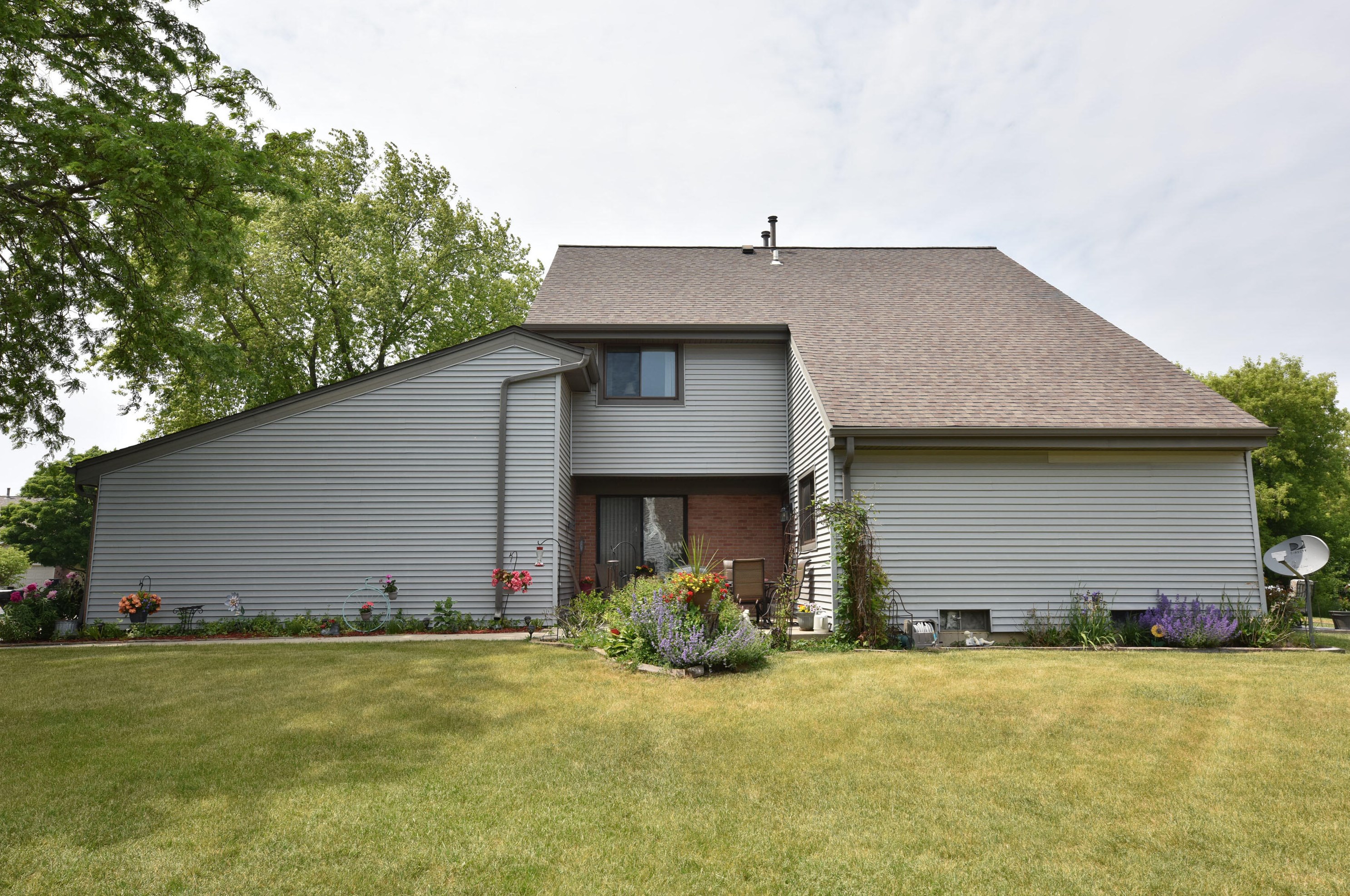 7288 Delaine Dr, Oak Creek, WI 53154-2410
