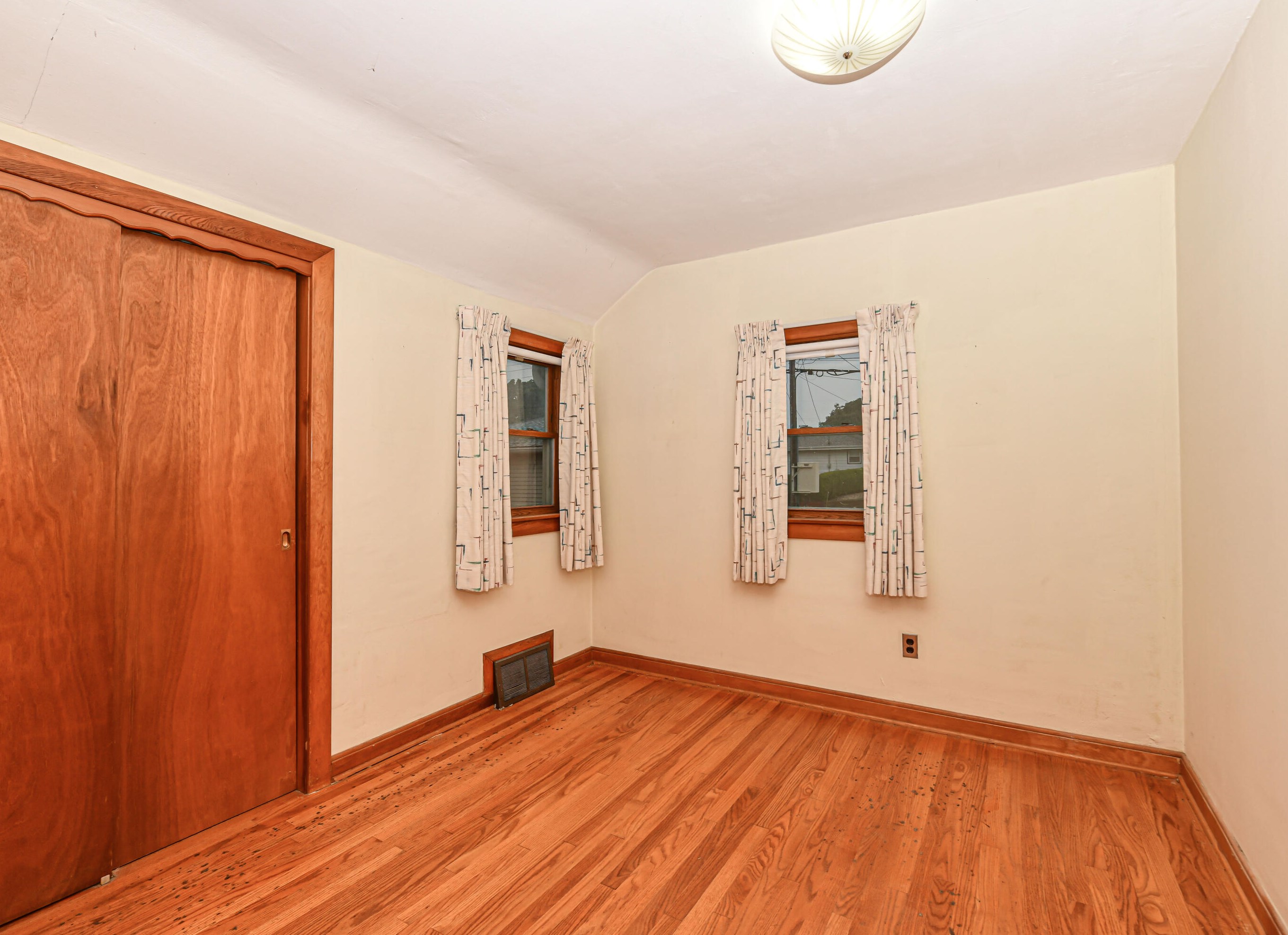 3259 97, Milwaukee WI 53222-3458 exterior