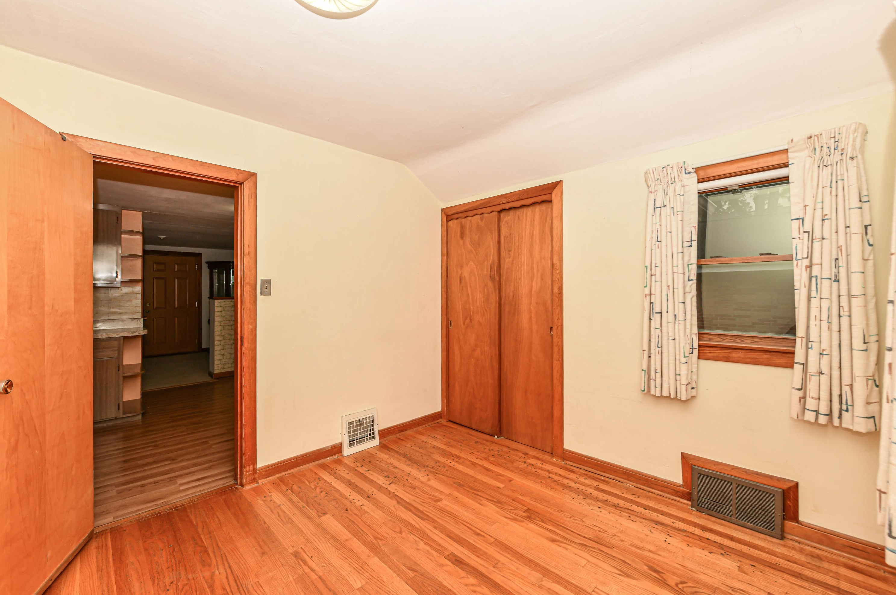 3259 97, Milwaukee WI 53222-3458 exterior