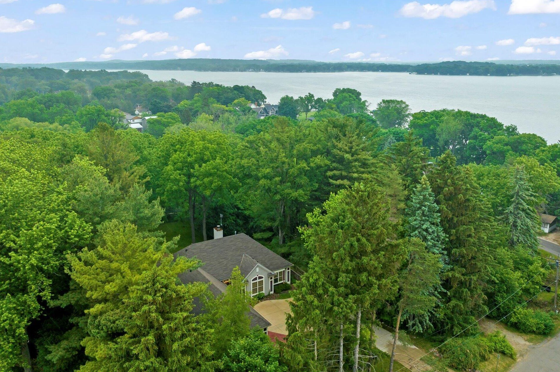 901 Shore Dr, Delafield, WI 53018-1219