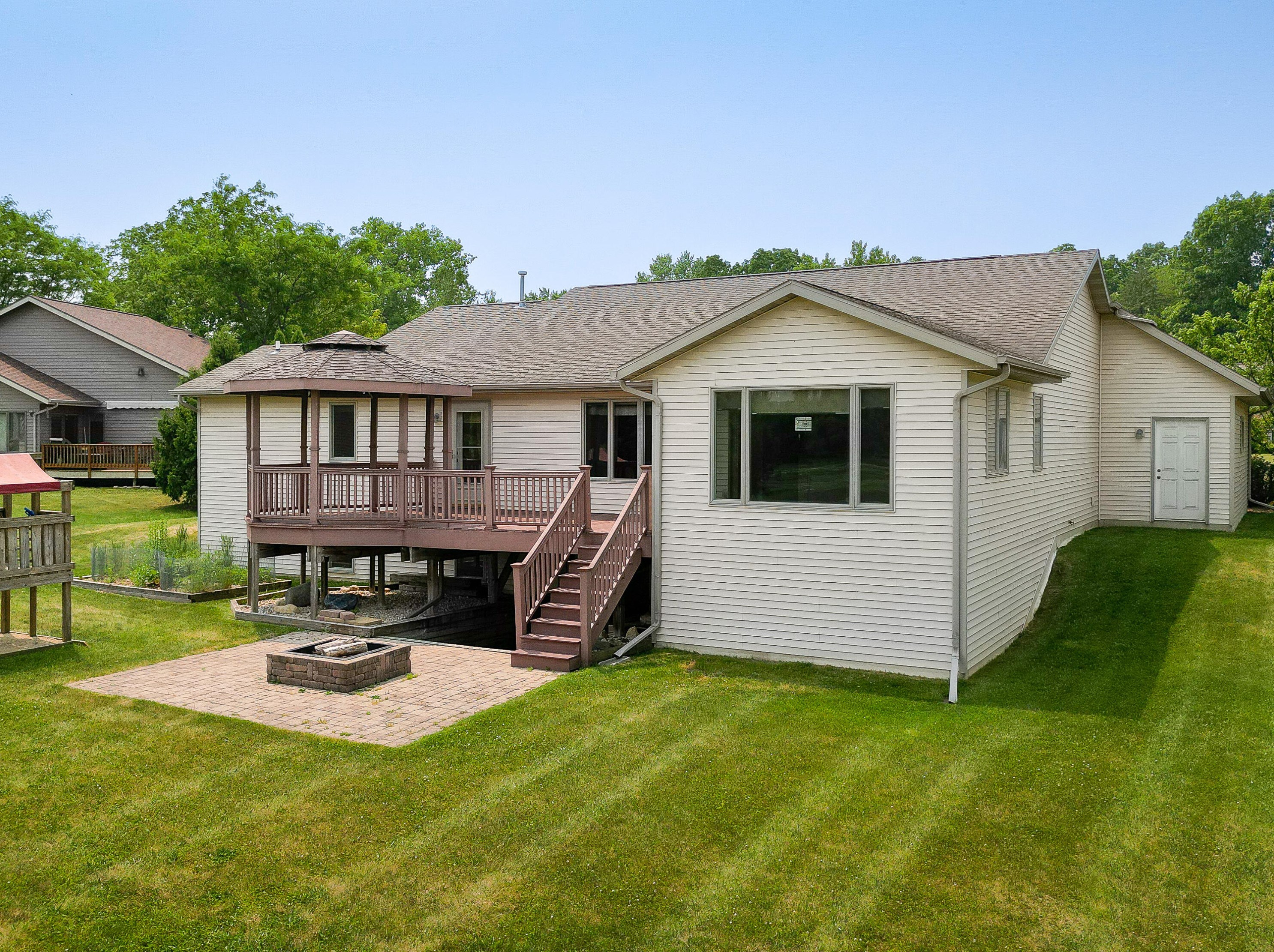 348 Hatchery Ln, Lake Mills, WI 53551