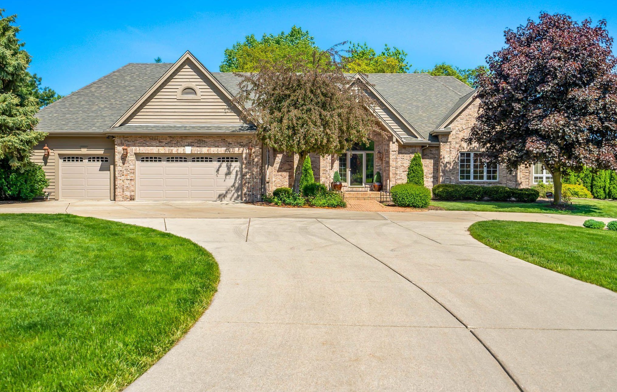 7402 Hollyann Ln, Hales Corners, WI 53132-2713