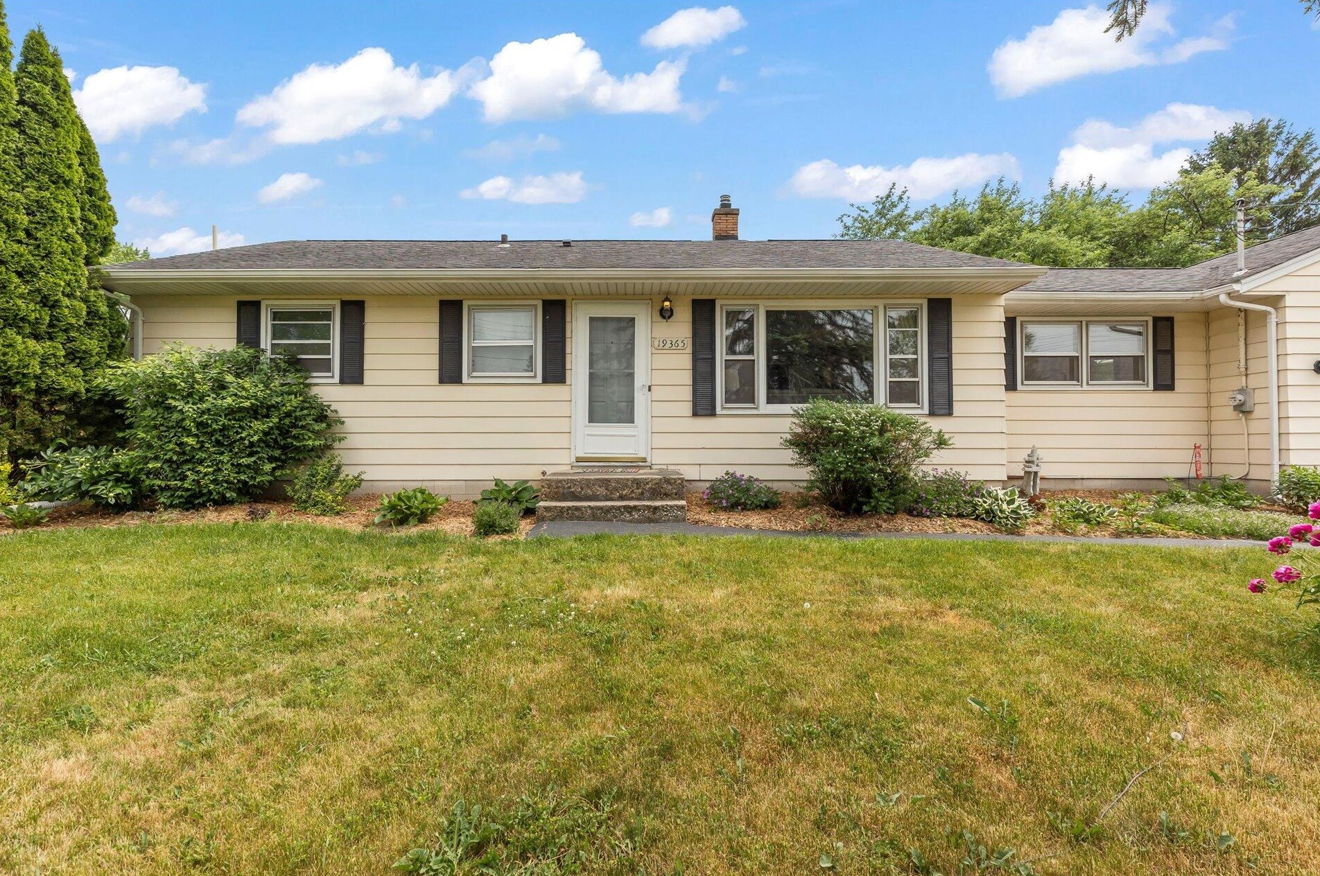 19365 Hills Dr, Brookfield, WI 53045-3317