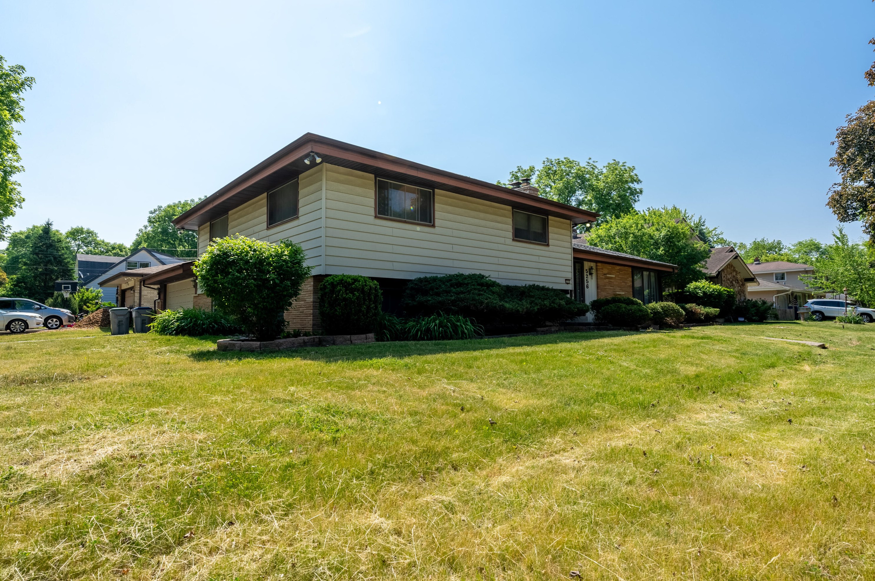 5256 108th Ct, Milwaukee WI  53225-3102 exterior