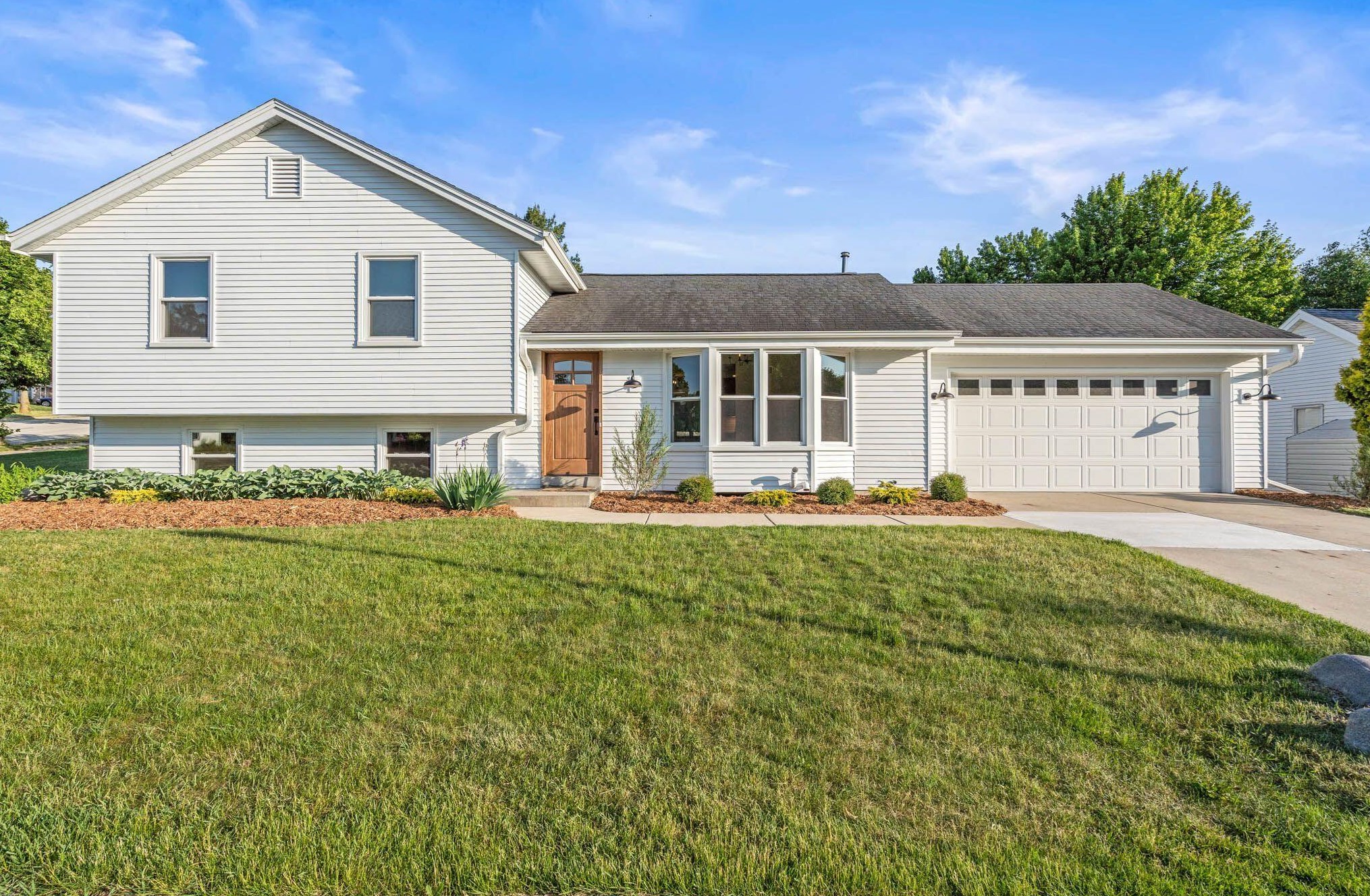 2701 Oakcrest Dr, Waukesha, WI 53188