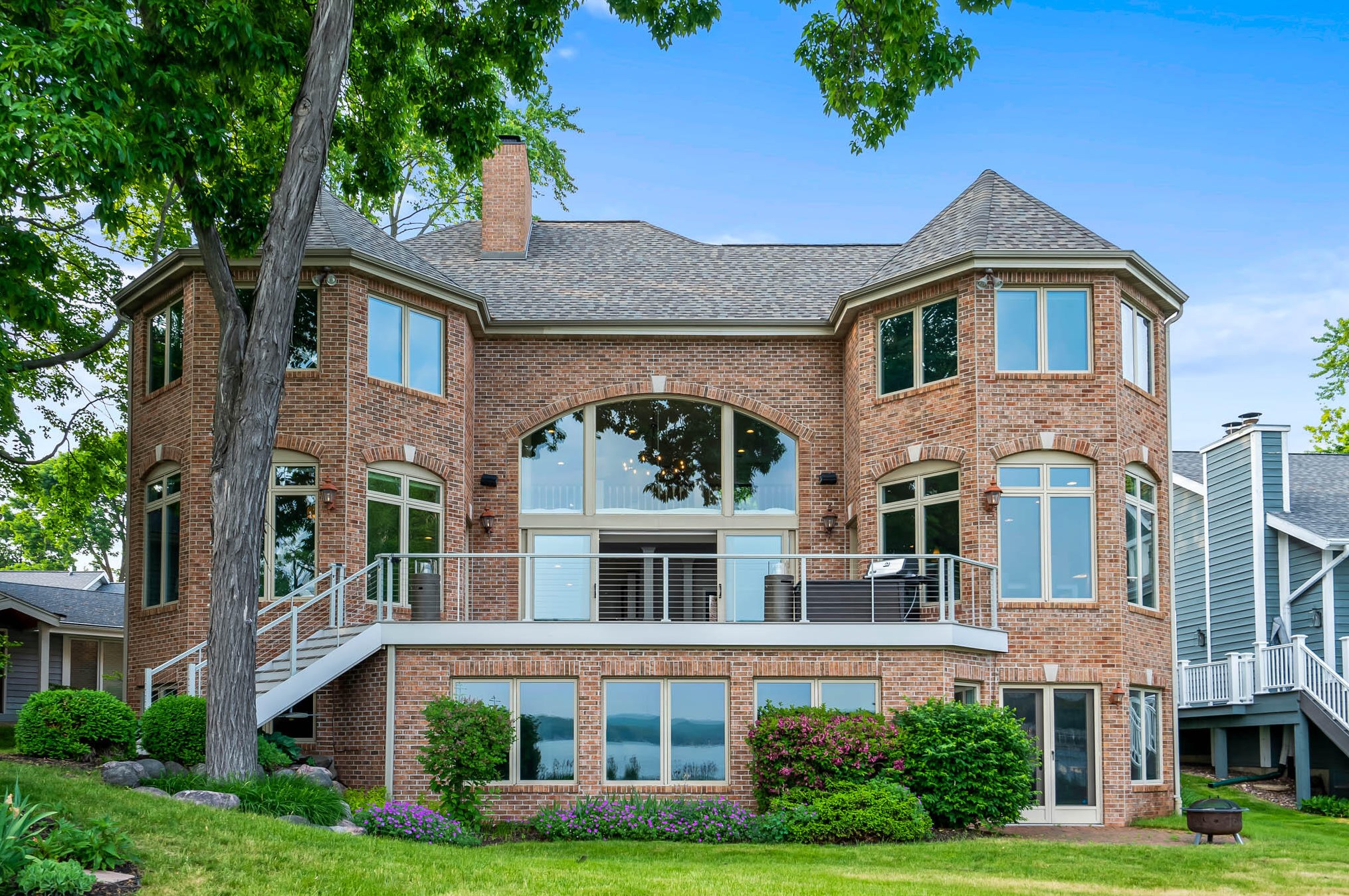 2713 Burries Rd, Chenequa, WI 53029