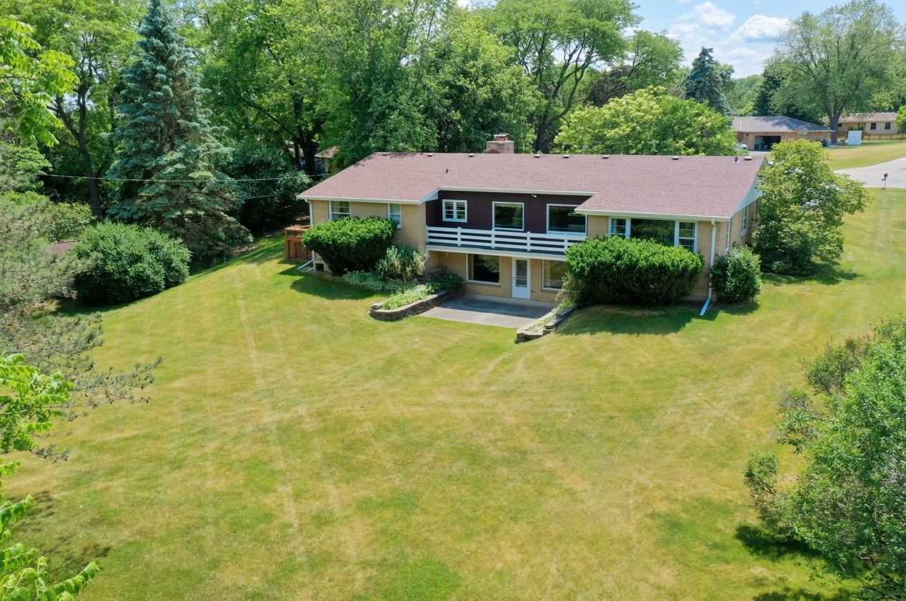 3260 Wetzel Ln, Brookfield, WI 53005-2940