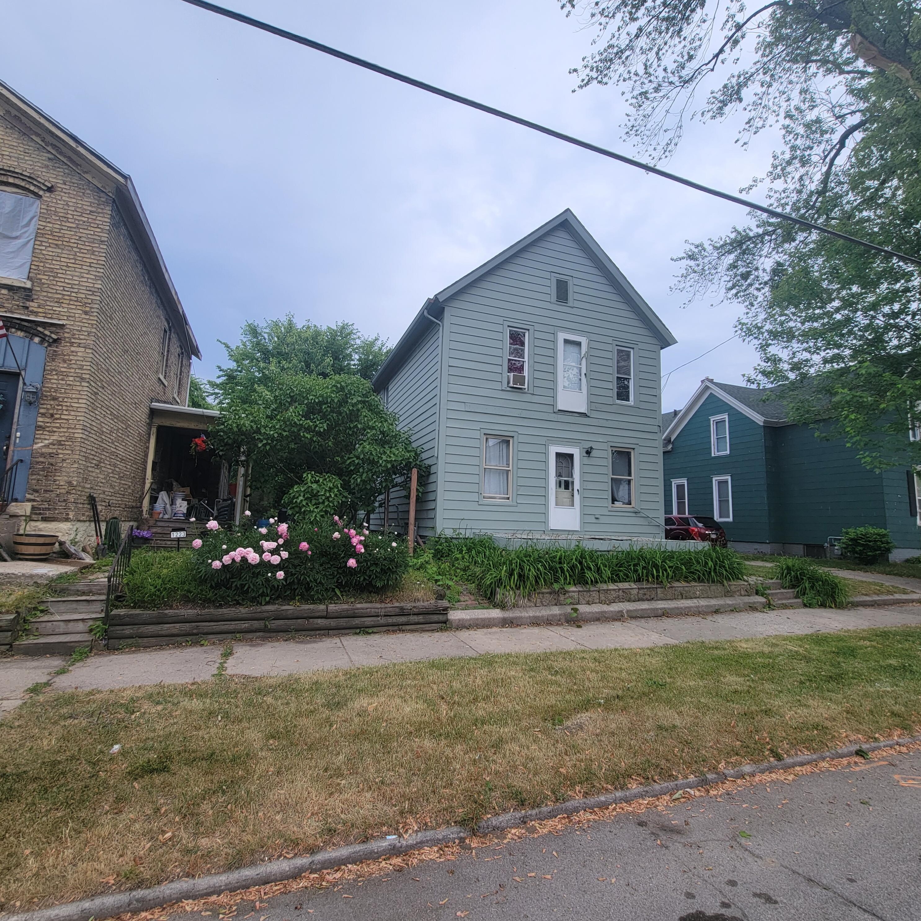 1217 Erie St, Racine, WI 53402-5121