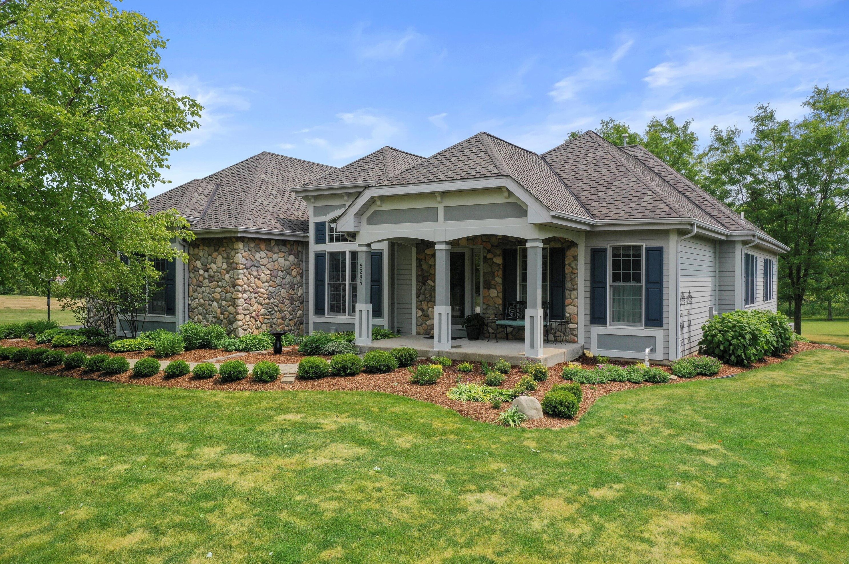 5285 Fox Hollow Dr, Hartford, WI 53027-8721